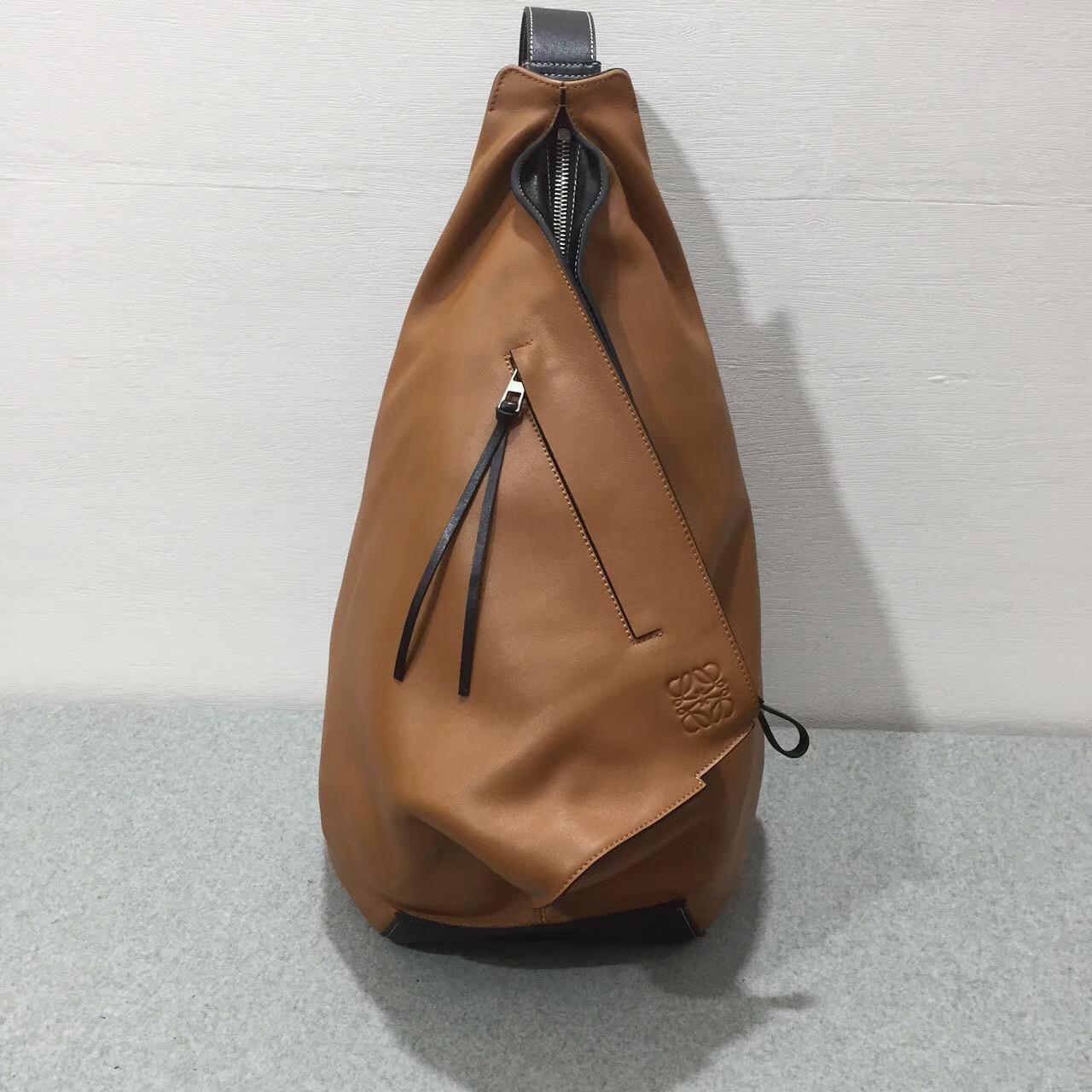 loewe羅意威 Anton Backpack 系列 新拼色大號小牛皮拼接，内里牛皮