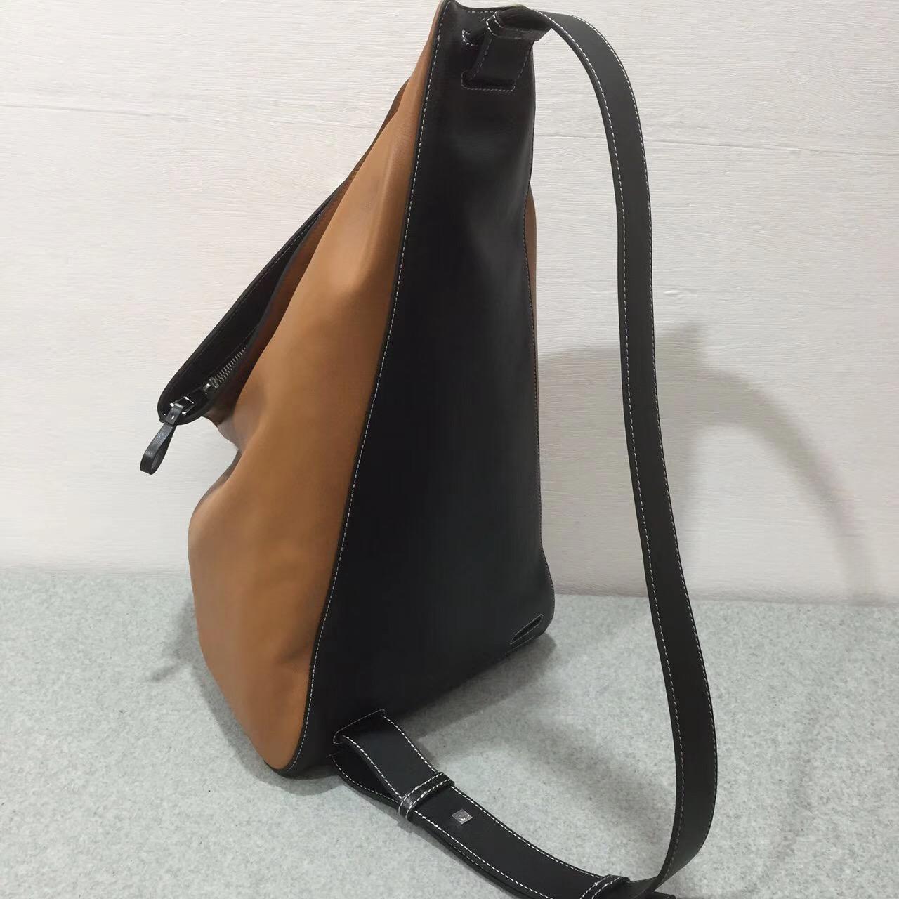 loewe羅意威 Anton Backpack 系列 新拼色大號小牛皮拼接，内里牛皮