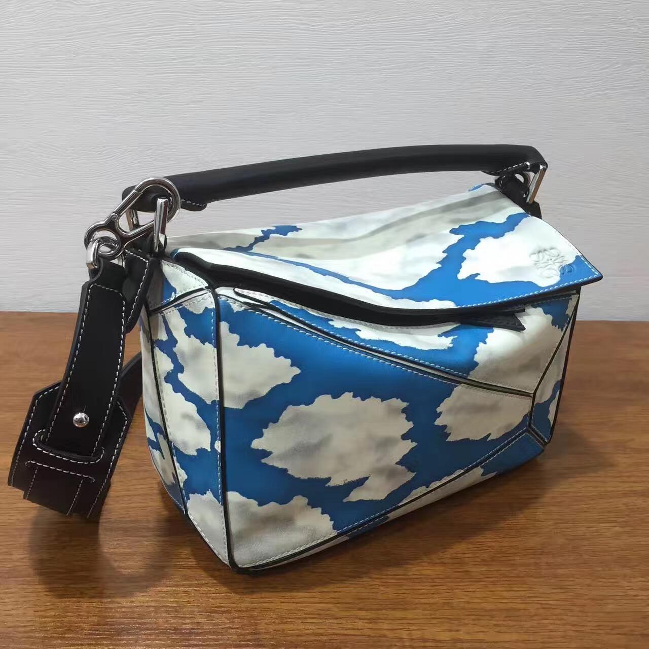 loewe羅意威小號 Puzzle Bag 進口西班牙小牛皮印藍天白雲圖案
