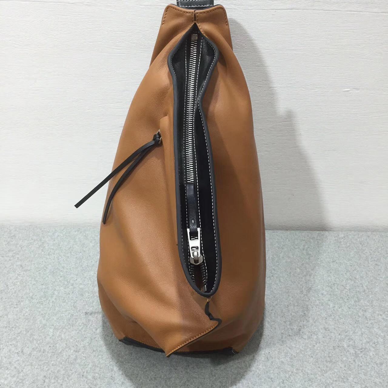 loewe羅意威 Anton Backpack 棕色新拼色小號小牛皮拼接，内里牛皮