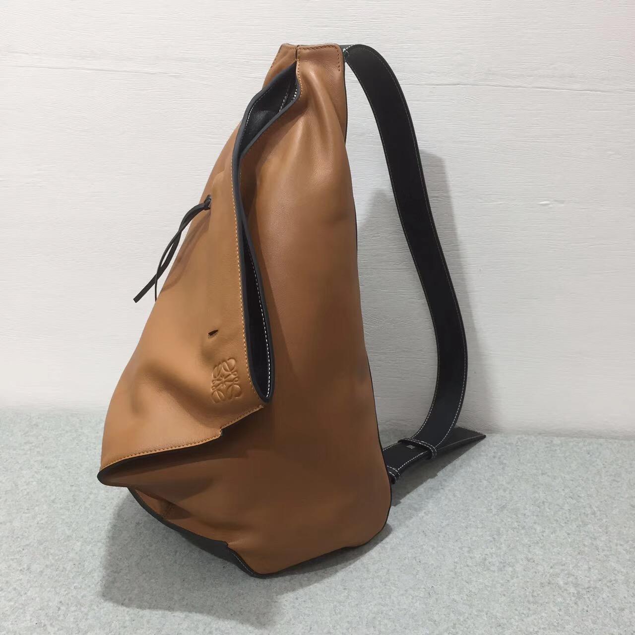 loewe羅意威 Anton Backpack 棕色新拼色小號小牛皮拼接，内里牛皮