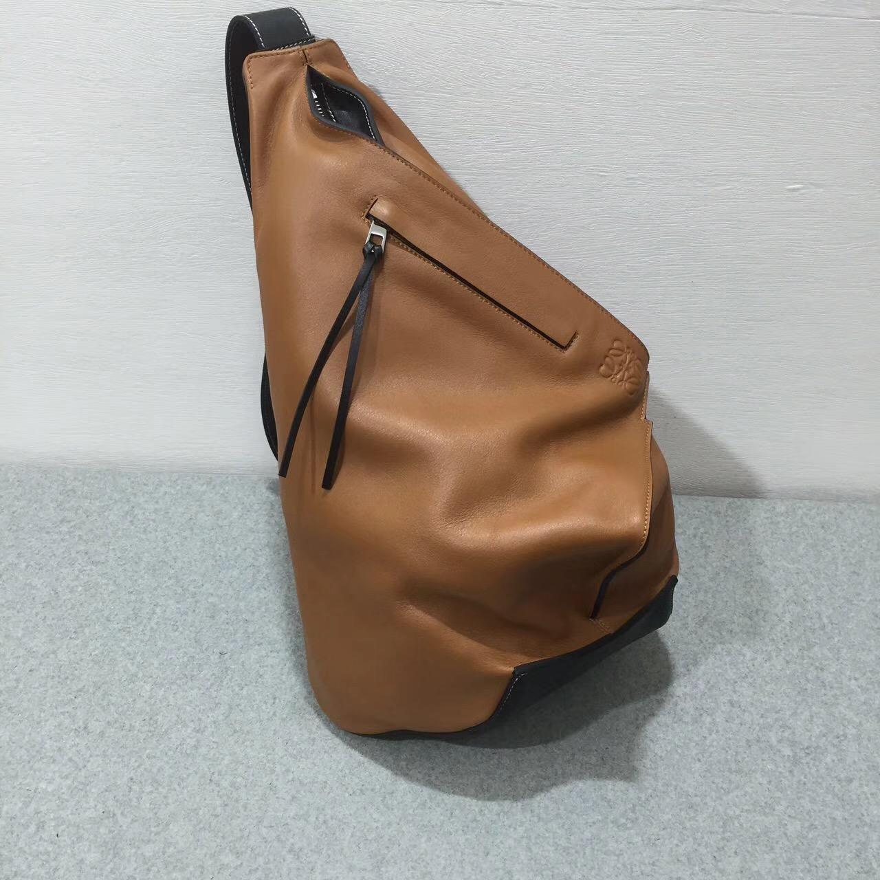 loewe羅意威 Anton Backpack 棕色新拼色小號小牛皮拼接，内里牛皮