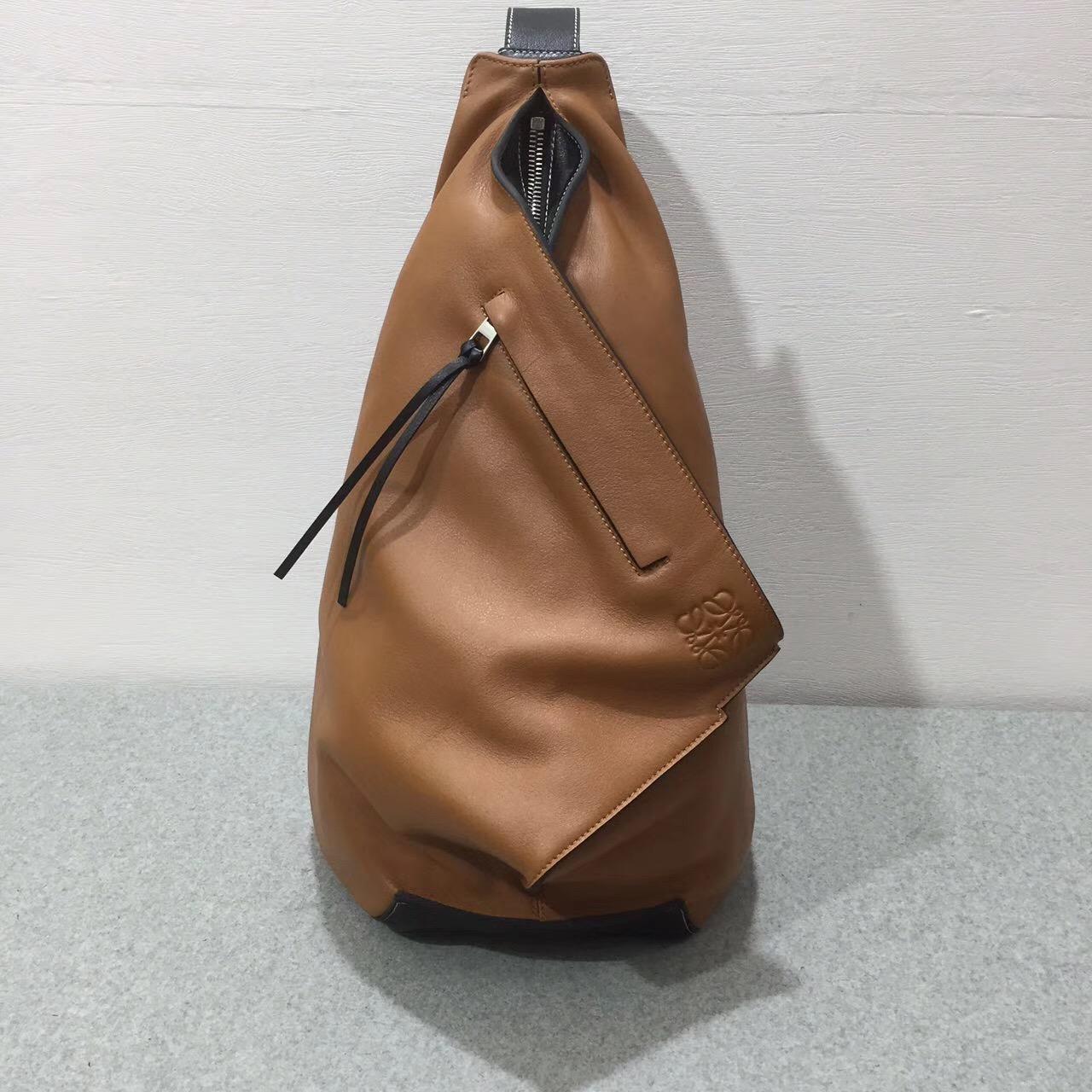 loewe羅意威 Anton Backpack 棕色新拼色小號小牛皮拼接，内里牛皮