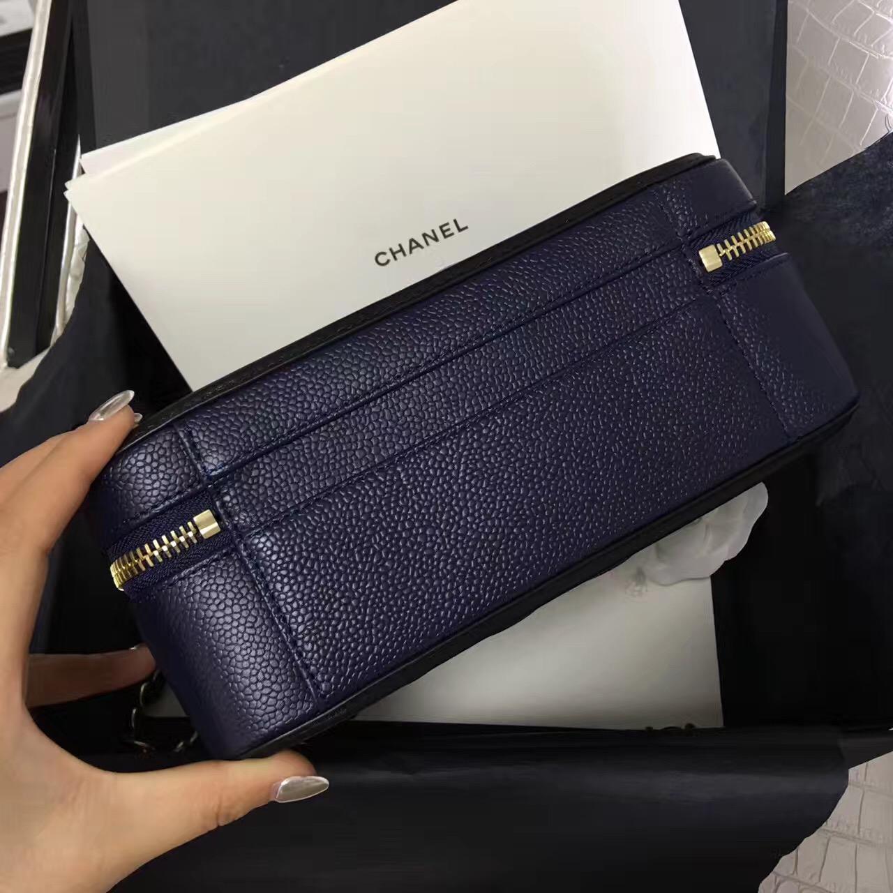 小香女包 Vanity case bag 17年專櫃櫥窗新款New化妝包 蓝色配黑色 盒子鏈條包