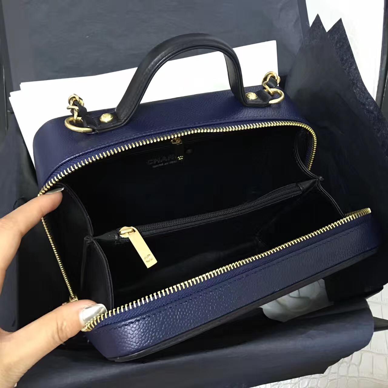 小香女包 Vanity case bag 17年專櫃櫥窗新款New化妝包 蓝色配黑色 盒子鏈條包