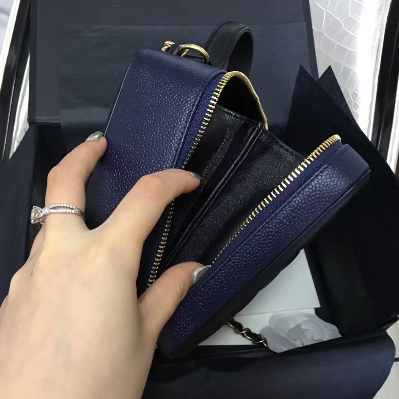 小香女包 Vanity case bag 17年專櫃櫥窗新款New化妝包 蓝色配黑色 盒子鏈條包