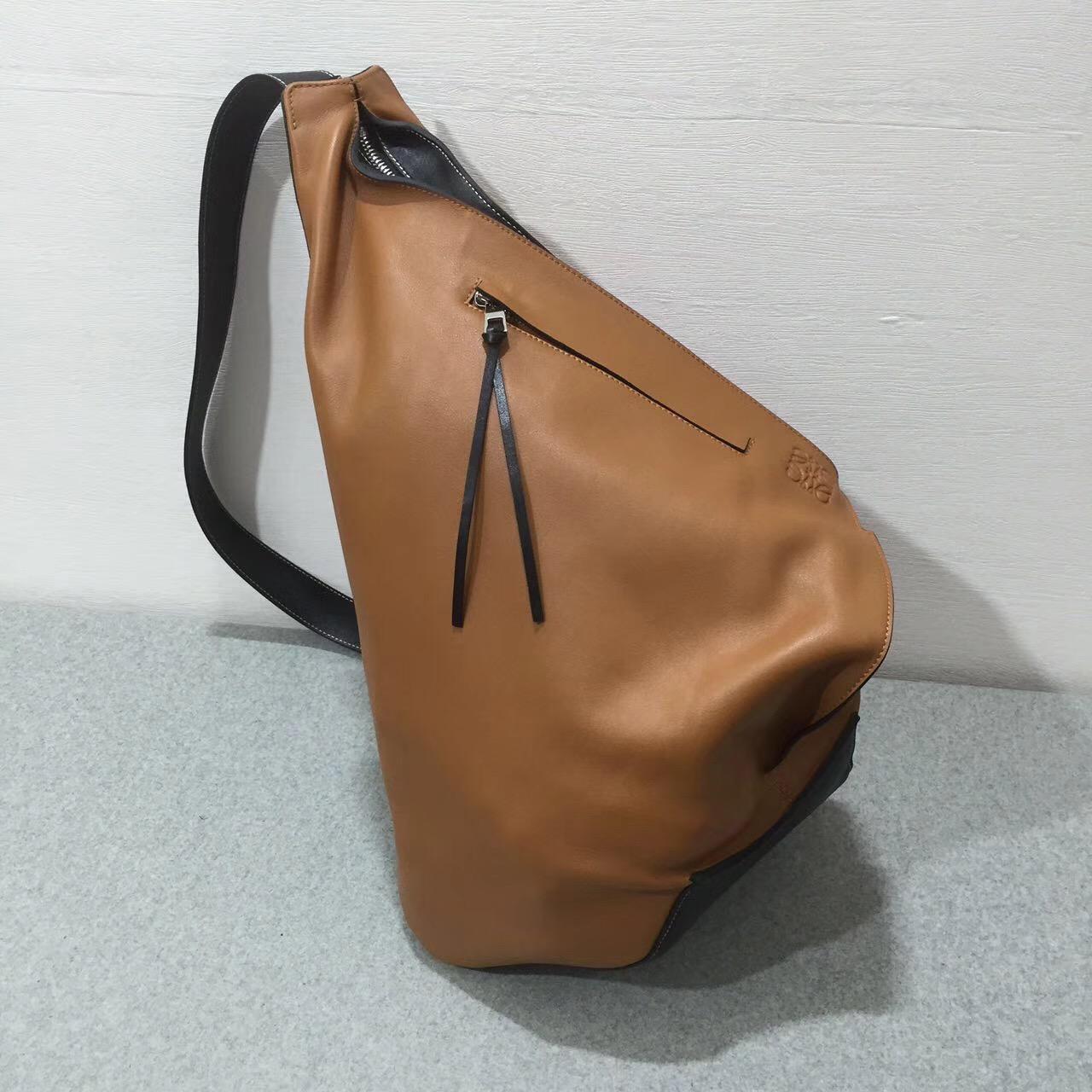 loewe羅意威 Anton Backpack 系列 新拼色大號小牛皮拼接，内里牛皮