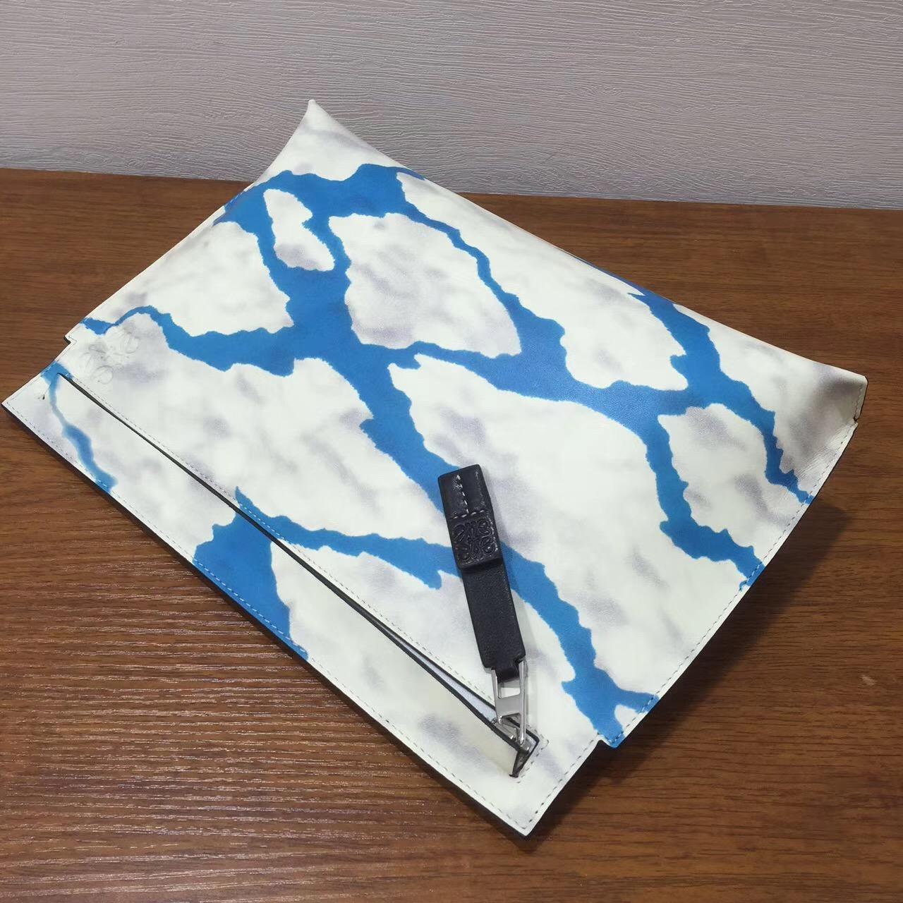 Loewe羅意威 T- pouch bag系列之藍天白雲手拿包 飾雲朵圖案