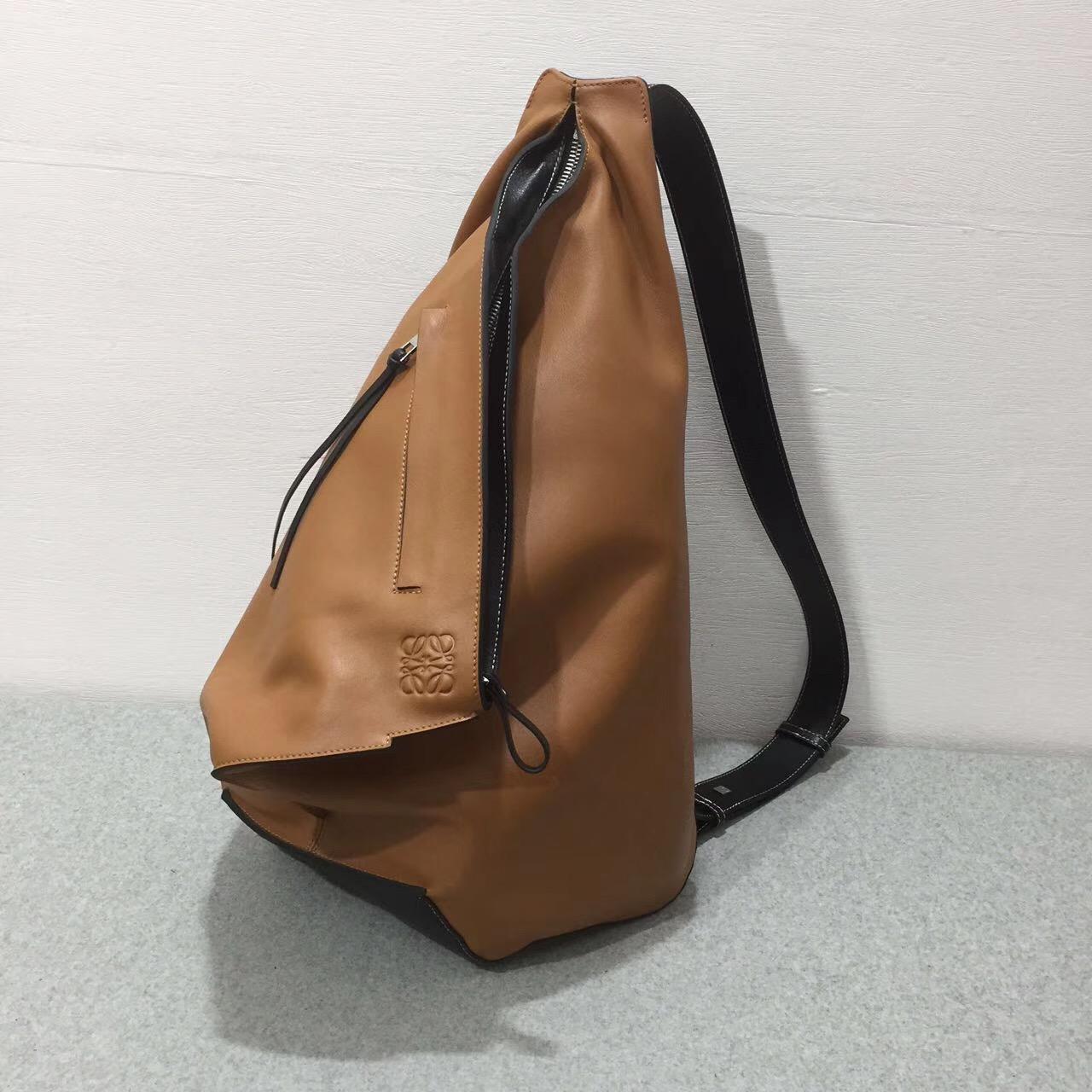 loewe羅意威 Anton Backpack 系列 新拼色大號小牛皮拼接，内里牛皮