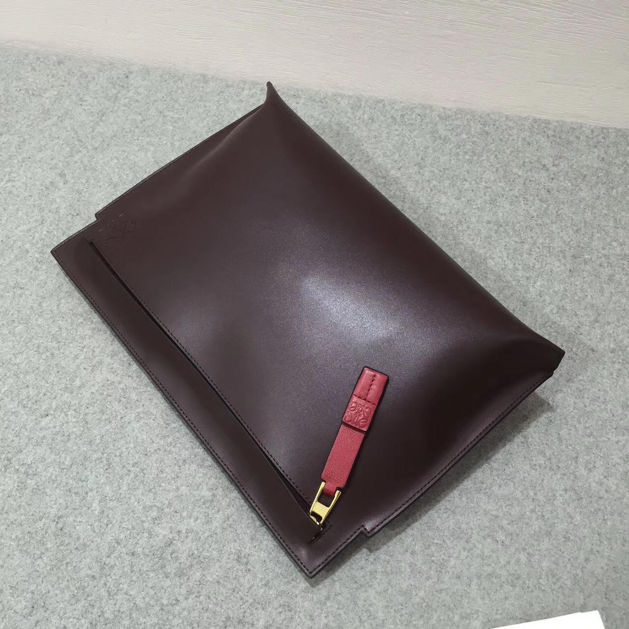 羅意威包包臺灣官網 T pouch手包拼色出貨，其采用不同質感小牛皮撞色