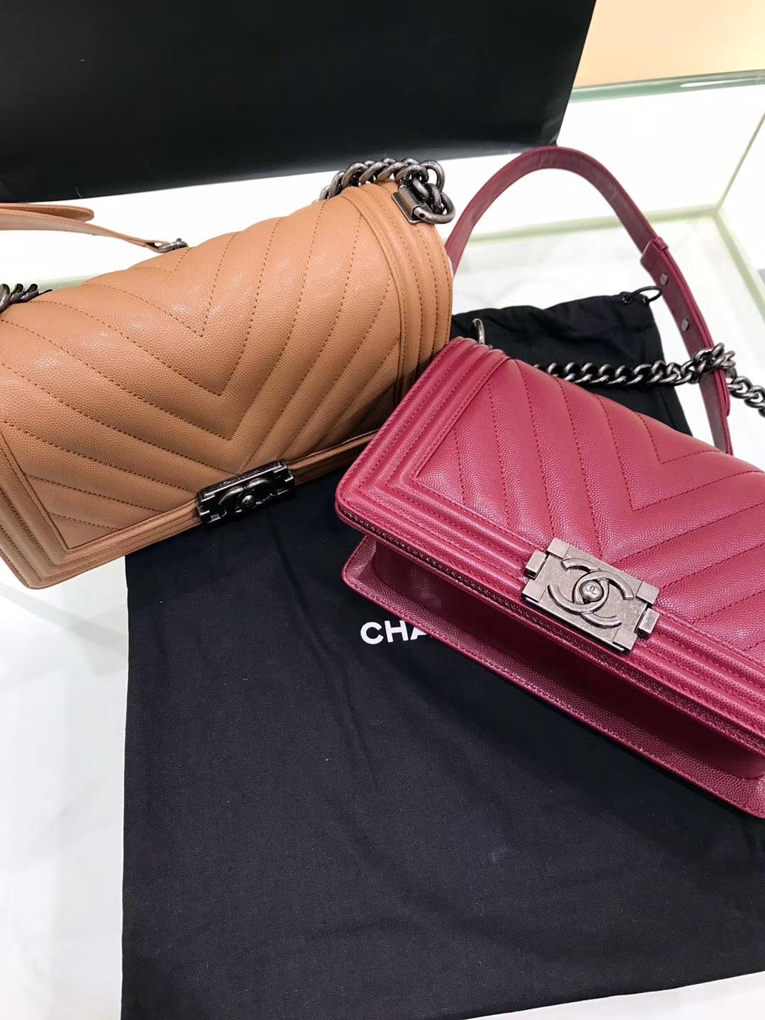小香链条包 LE Boy bag中號 焦糖色原廠小牛皮小球紋大V格