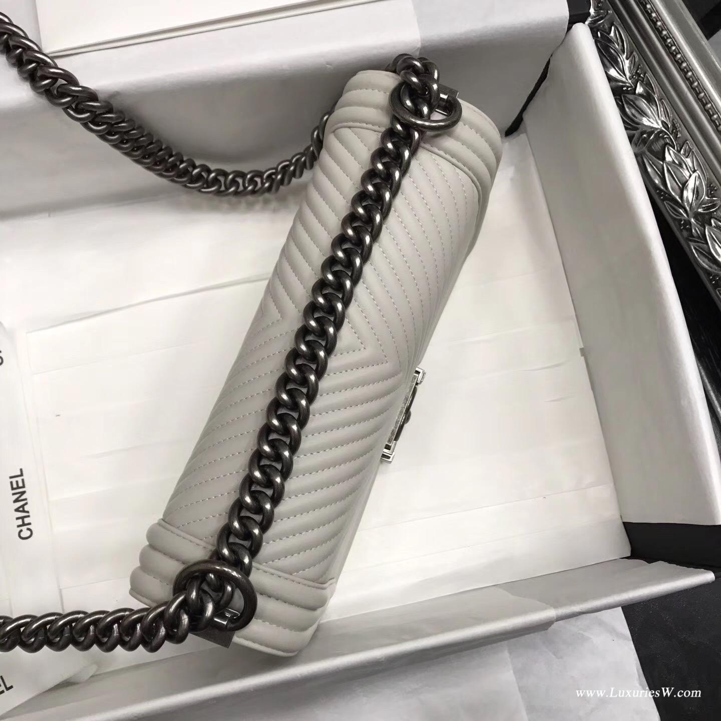 Le boy bag 25cm 白色胎牛皮V字型绣 單肩鏈條包