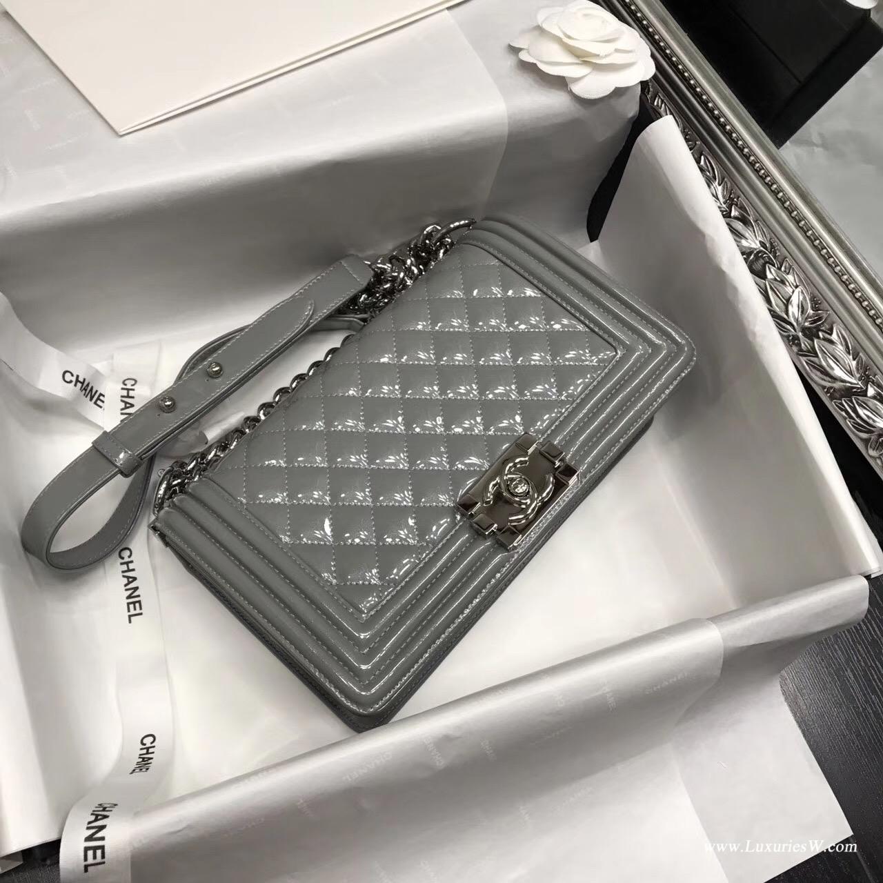 小香Le boy bag 25cm 漆皮銀灰色、進口漆牛皮配小羊皮單肩鏈條包