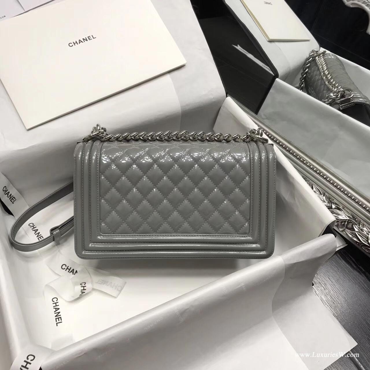 小香Le boy bag 25cm 漆皮銀灰色、進口漆牛皮配小羊皮單肩鏈條包
