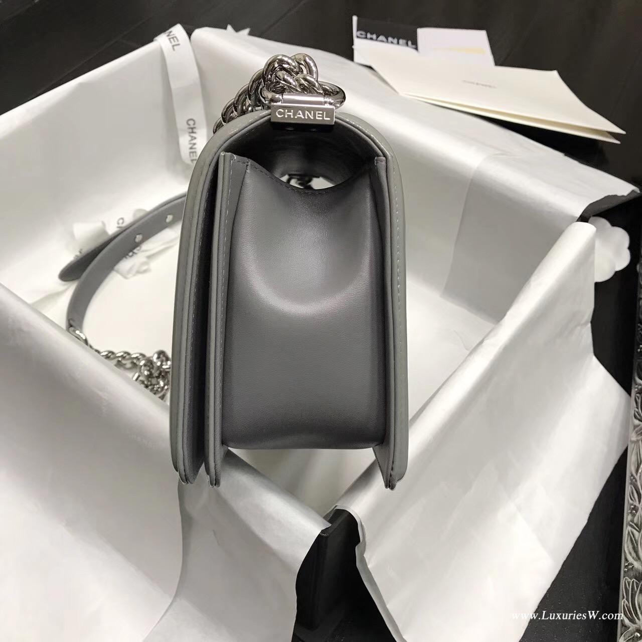 小香Le boy bag 25cm 漆皮銀灰色、進口漆牛皮配小羊皮單肩鏈條包