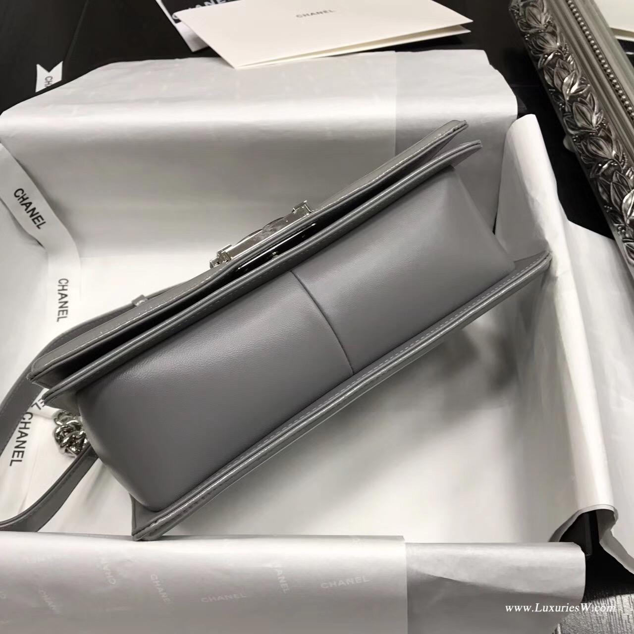 小香Le boy bag 25cm 漆皮銀灰色、進口漆牛皮配小羊皮單肩鏈條包