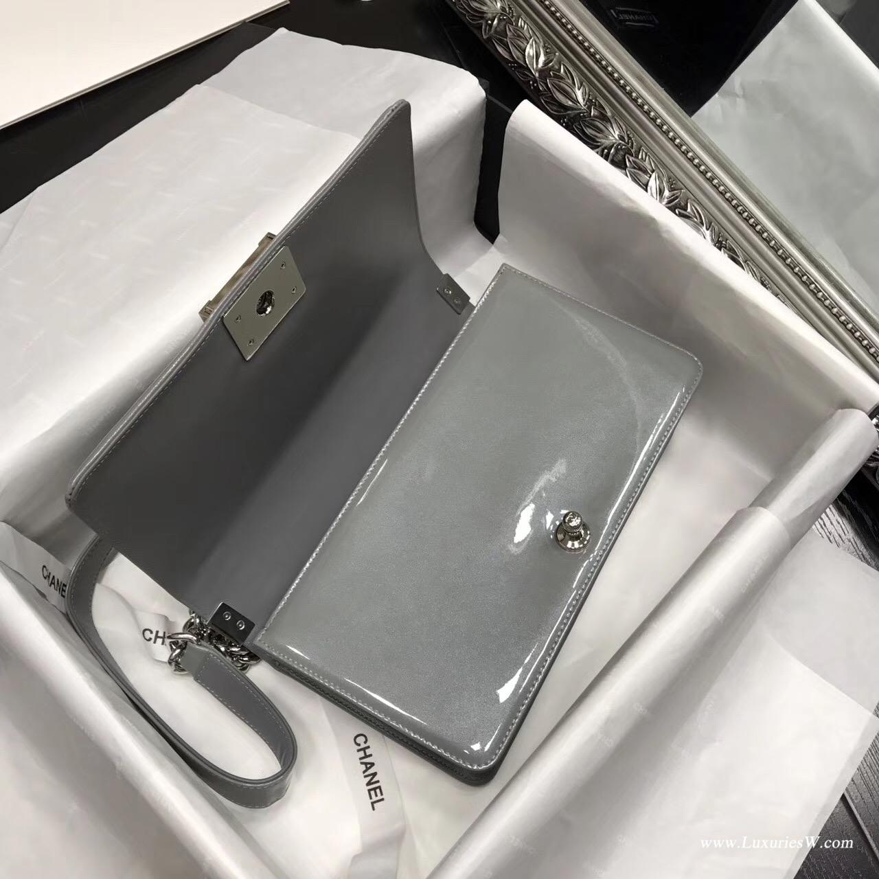 小香Le boy bag 25cm 漆皮銀灰色、進口漆牛皮配小羊皮單肩鏈條包