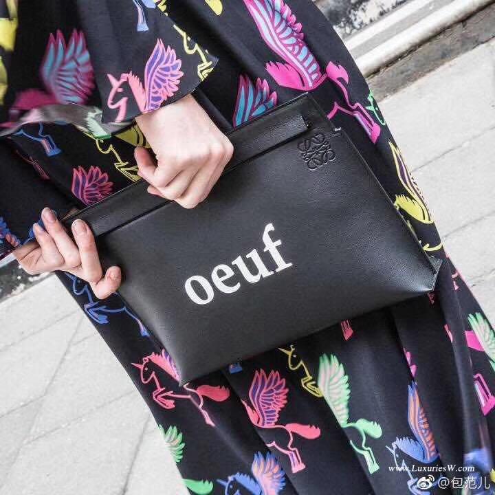 羅意威女包 Loewe T Pouch oeuf 系列手拿包 采用柔軟黑色 小牛皮