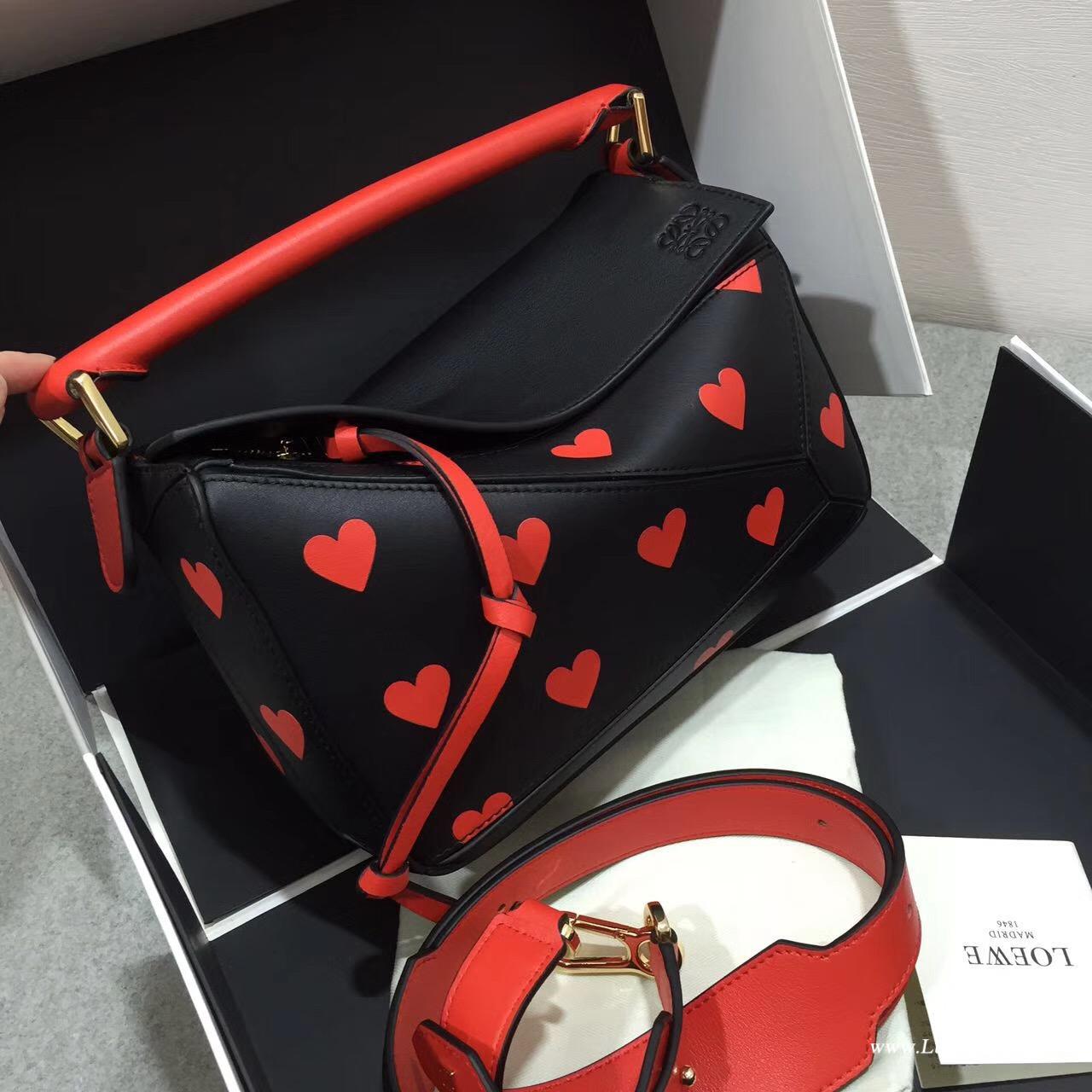 Loewe Puzzle Hearts紅色愛心圖案限量系列 搭配黑色小牛皮