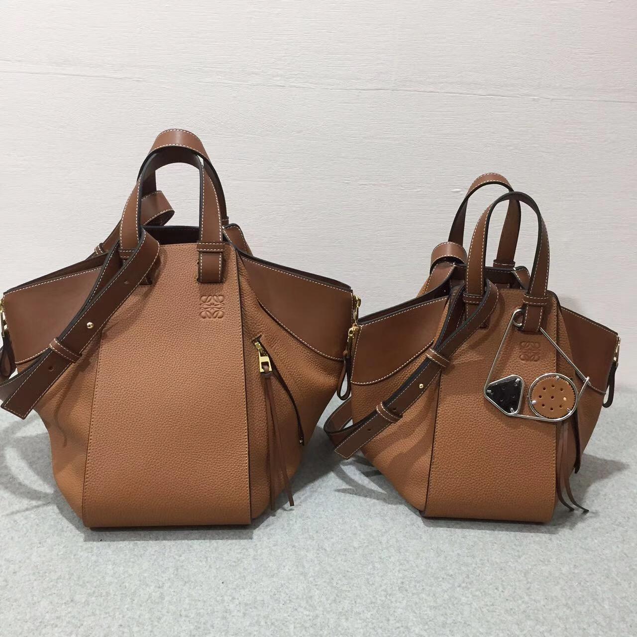 LOEWE女包Hammock Bag 系列全新吊床包 采用togo小牛皮棕色 大號:88537