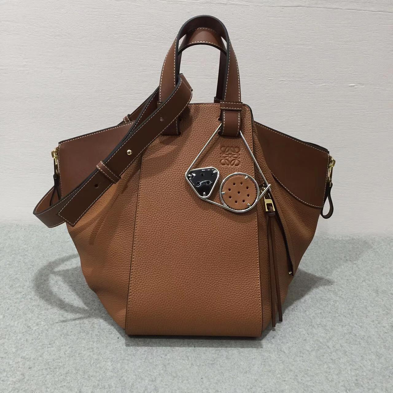 LOEWE女包Hammock Bag 系列全新吊床包 采用togo小牛皮棕色 大號:88537