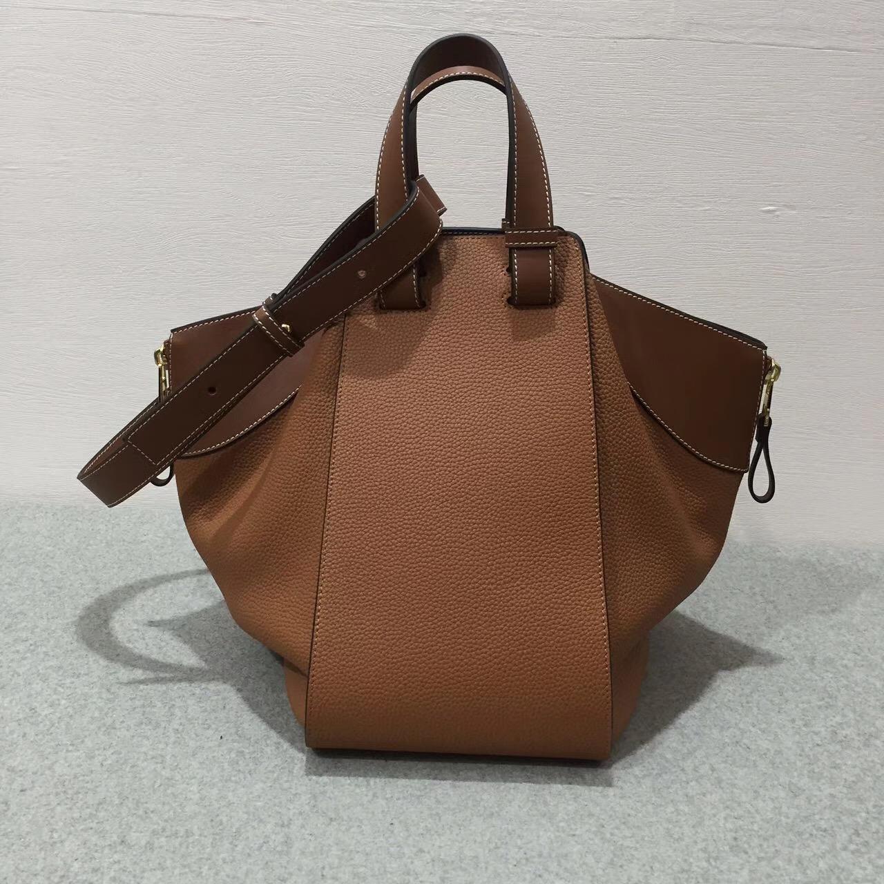 LOEWE女包Hammock Bag 系列全新吊床包 采用togo小牛皮棕色 大號:88537