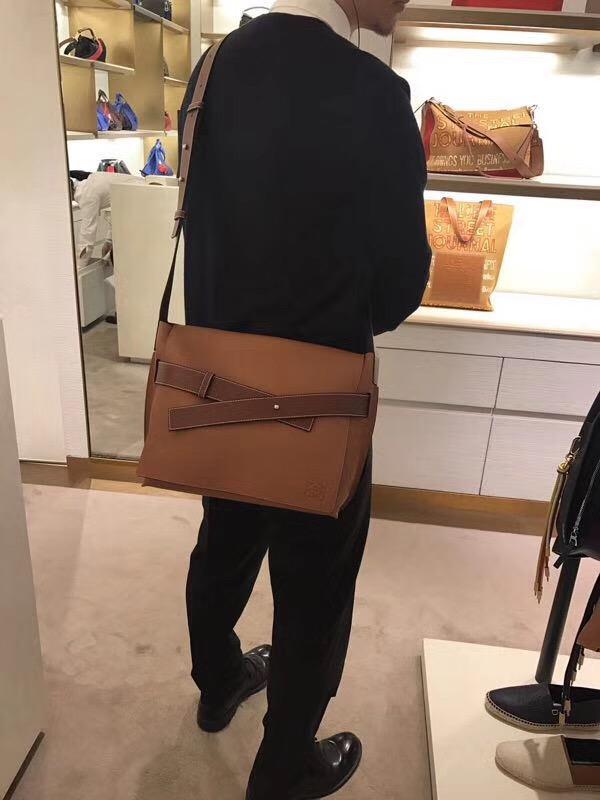 羅意威男包 Loewe Messenger Strap Bag 棕色 粒面togo牛皮