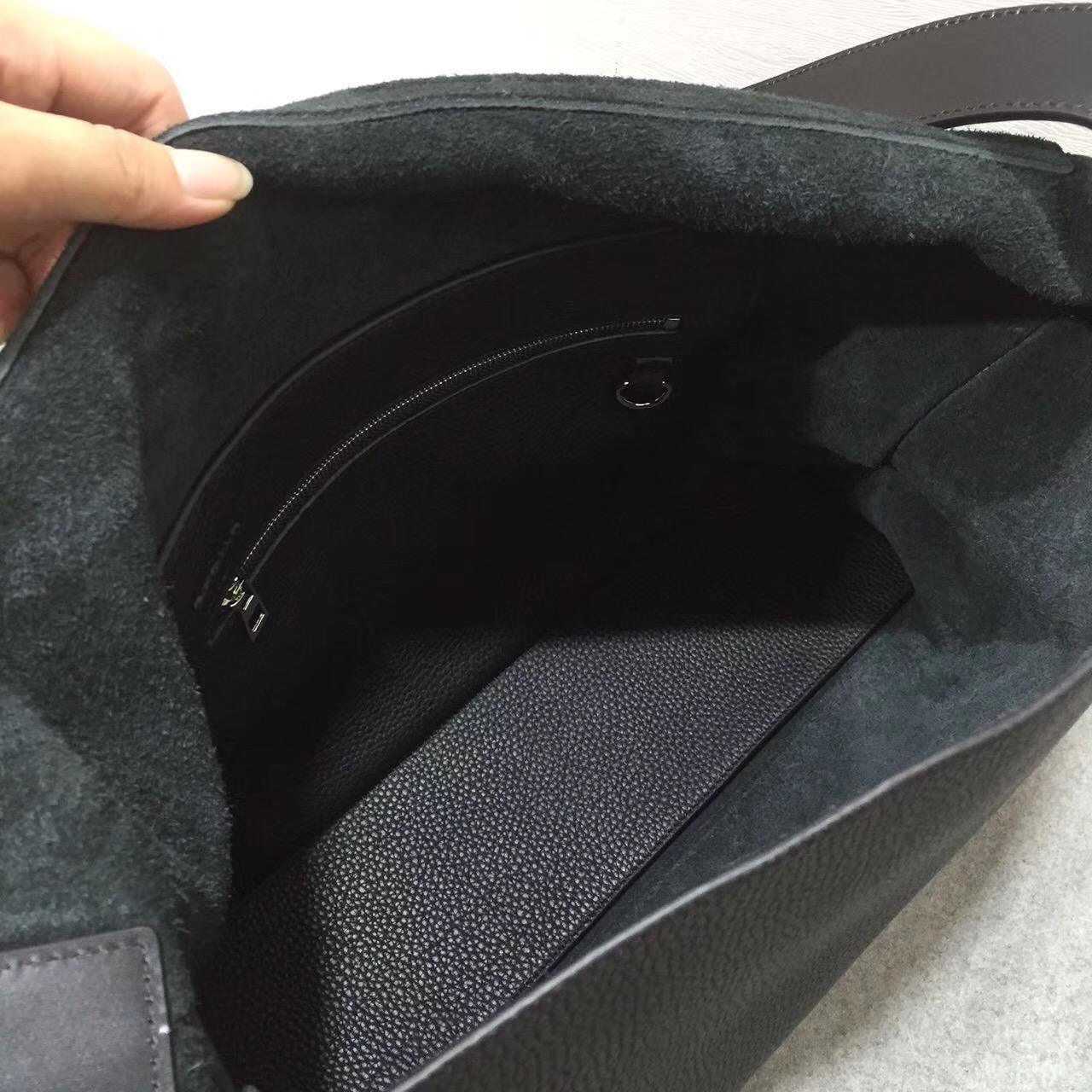 羅意威男包 Loewe Messenger Strap Small Bag 黑色粒面togo牛皮