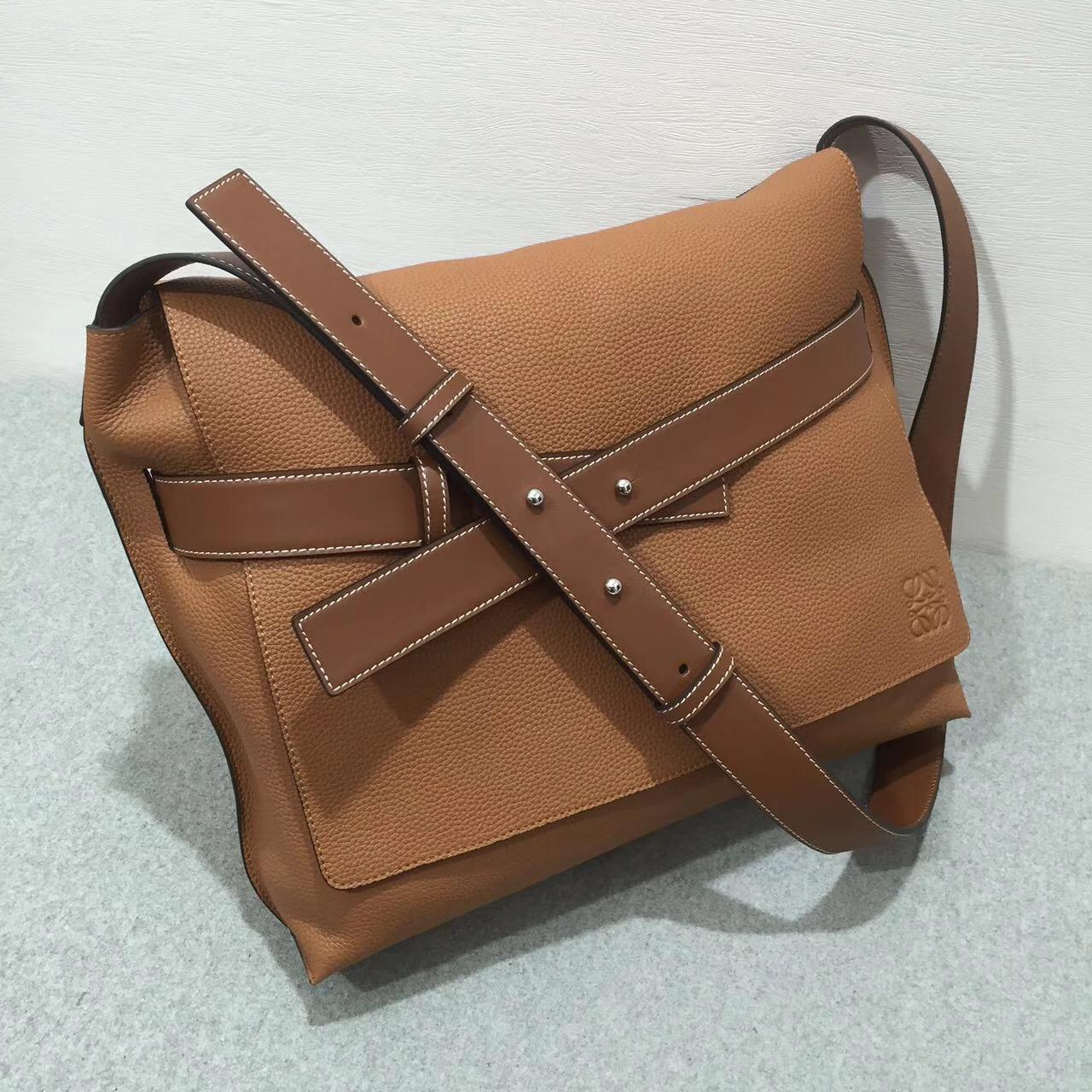 羅意威男包 Loewe Messenger Strap Bag 棕色 粒面togo牛皮