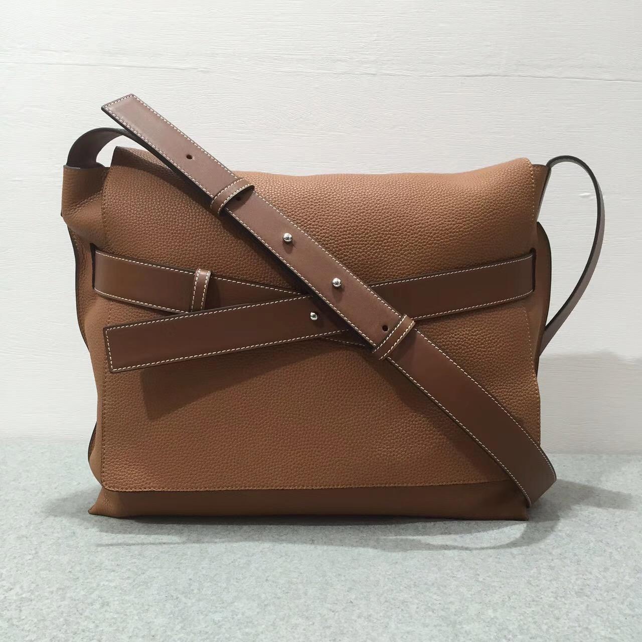 羅意威男包 Loewe Messenger Strap Bag 棕色 粒面togo牛皮