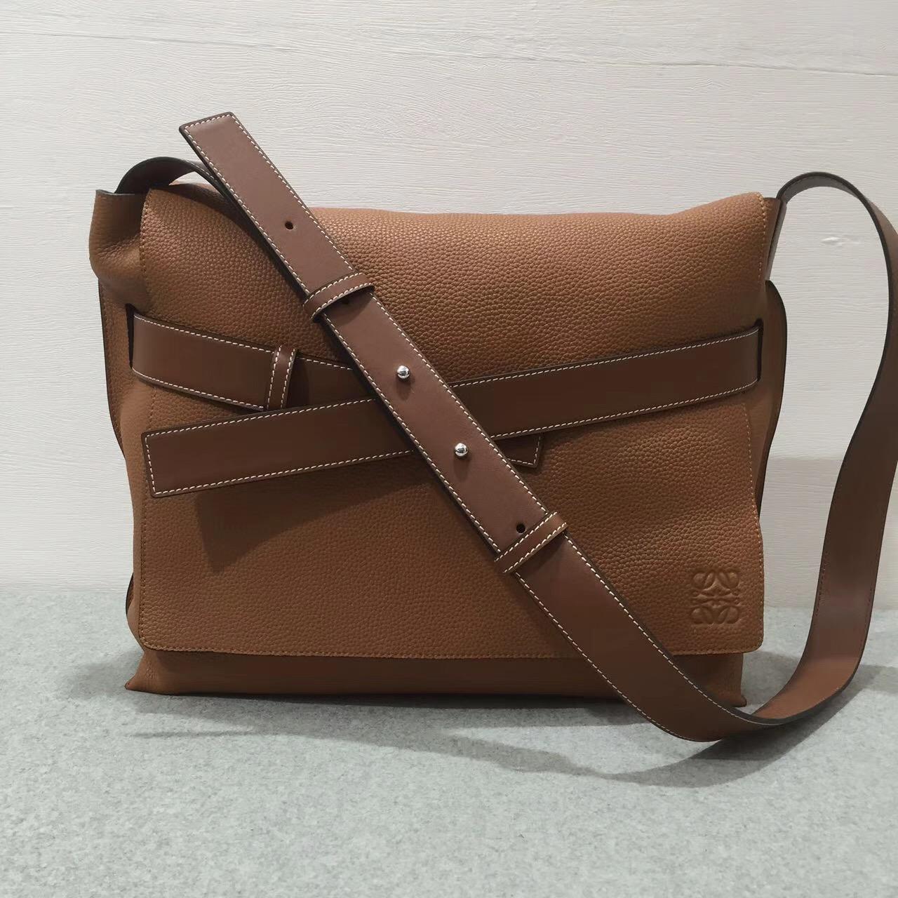 羅意威男包 Loewe Messenger Strap Bag 棕色 粒面togo牛皮