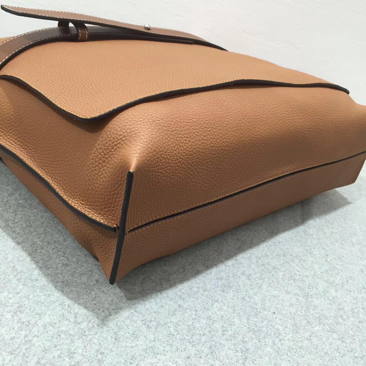 羅意威男包 Loewe Messenger Strap Bag 棕色 粒面togo牛皮