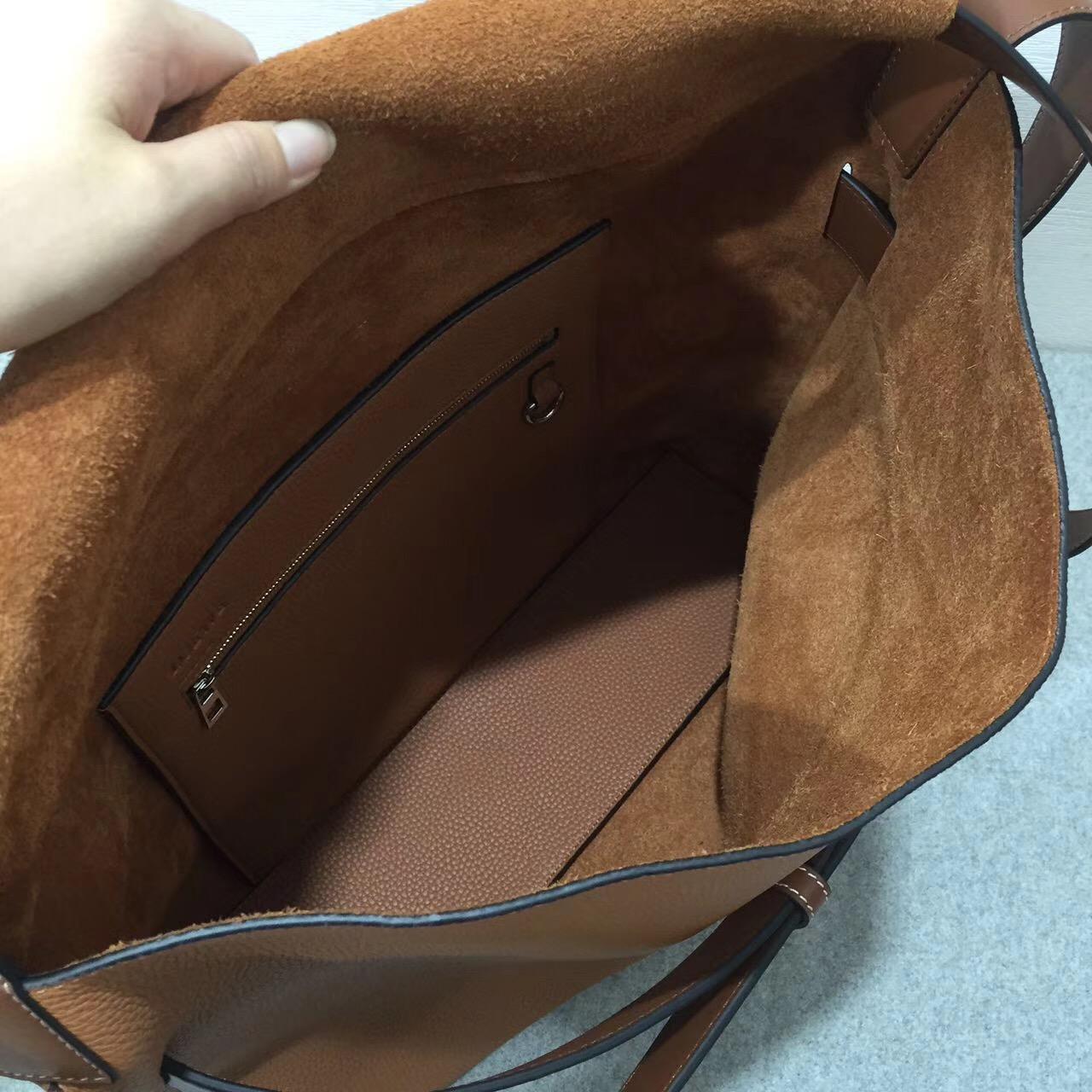 羅意威男包 Loewe Messenger Strap Bag 棕色 粒面togo牛皮