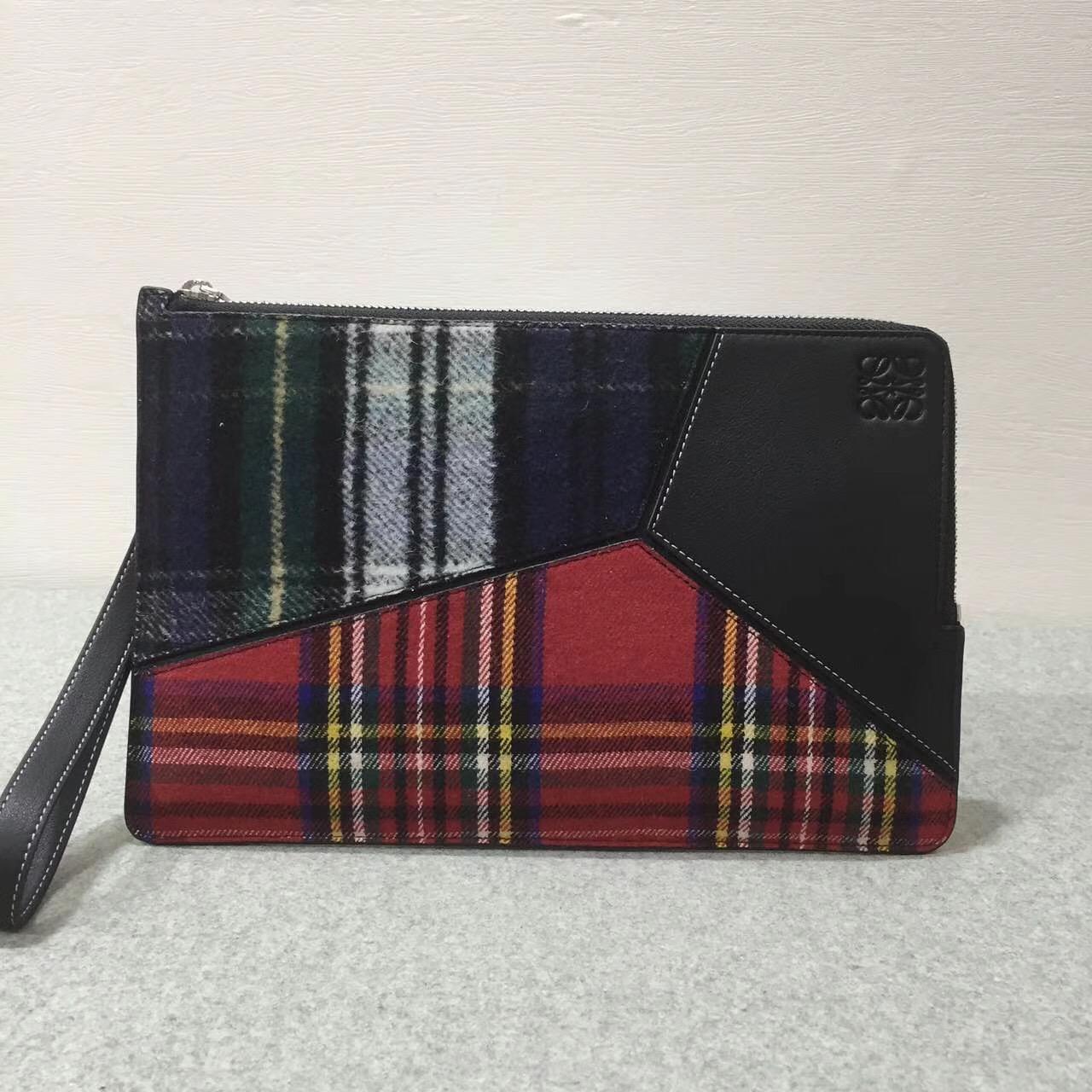 Loewe Puzzle Flat Pouch Black/Multicolor Tartan 花呢格紋圖