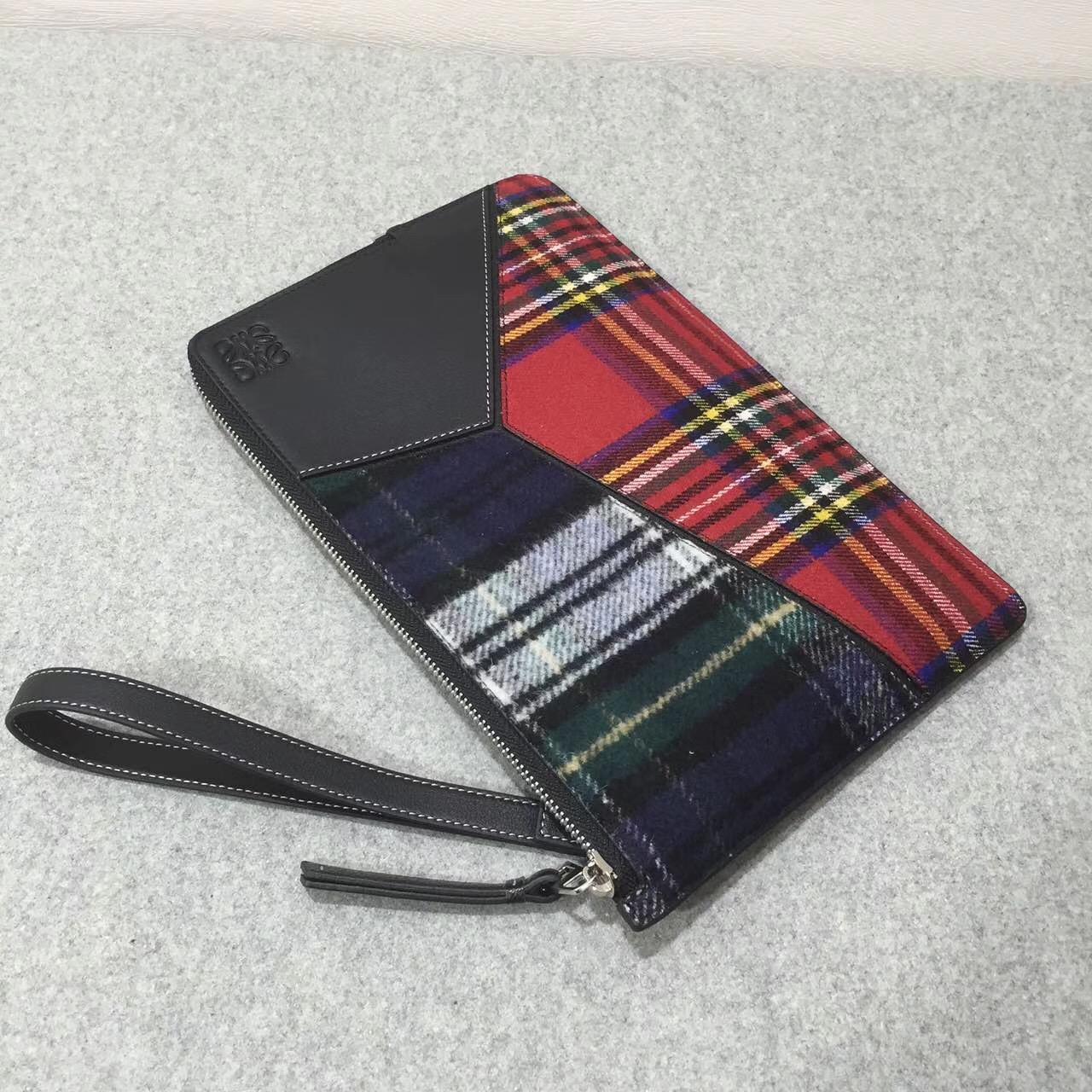 Loewe Puzzle Flat Pouch Black/Multicolor Tartan 花呢格紋圖