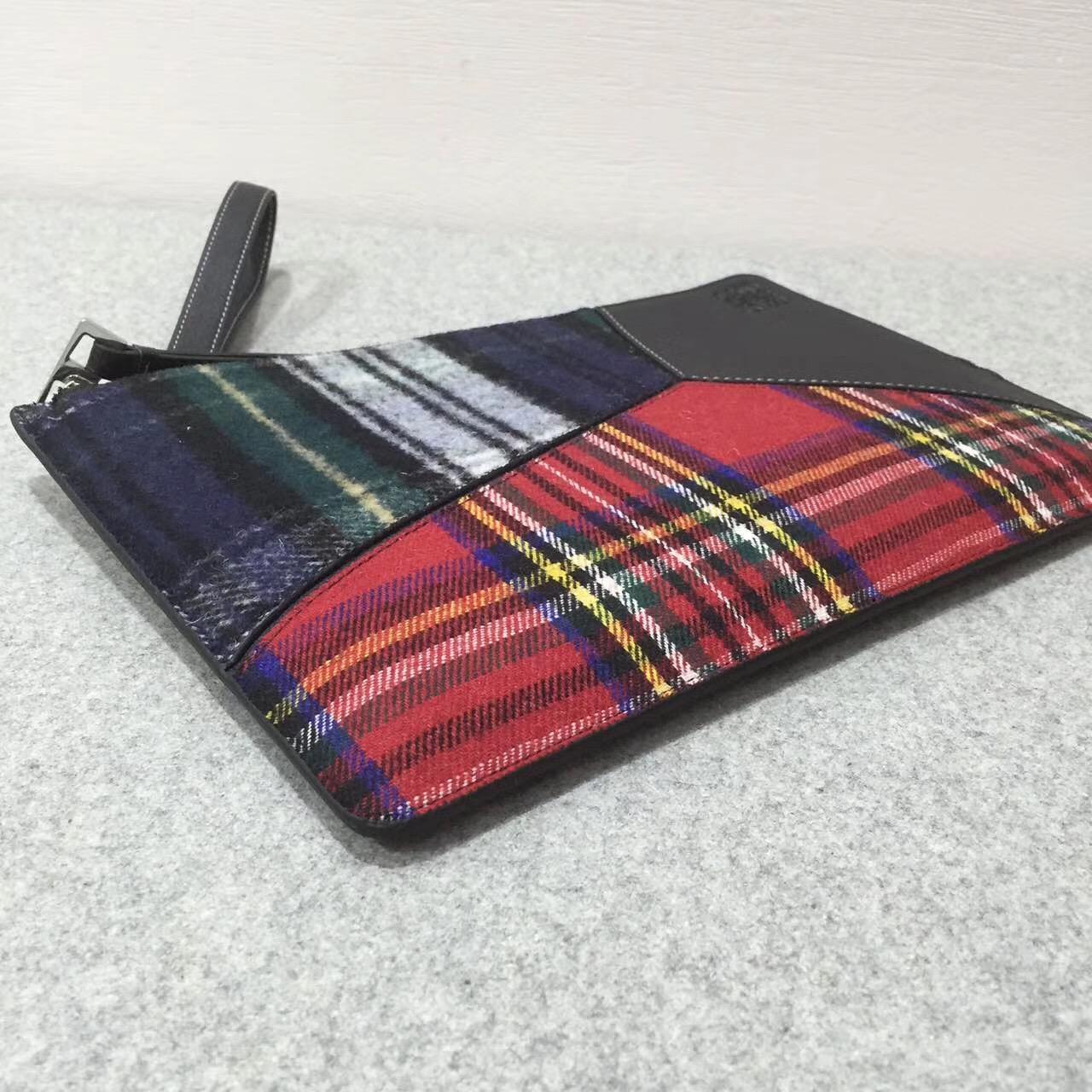 Loewe Puzzle Flat Pouch Black/Multicolor Tartan 花呢格紋圖