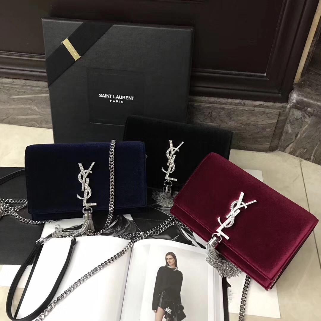 KATE chain and tassel wallet in Bordeaux velvet and crystals酒紅色