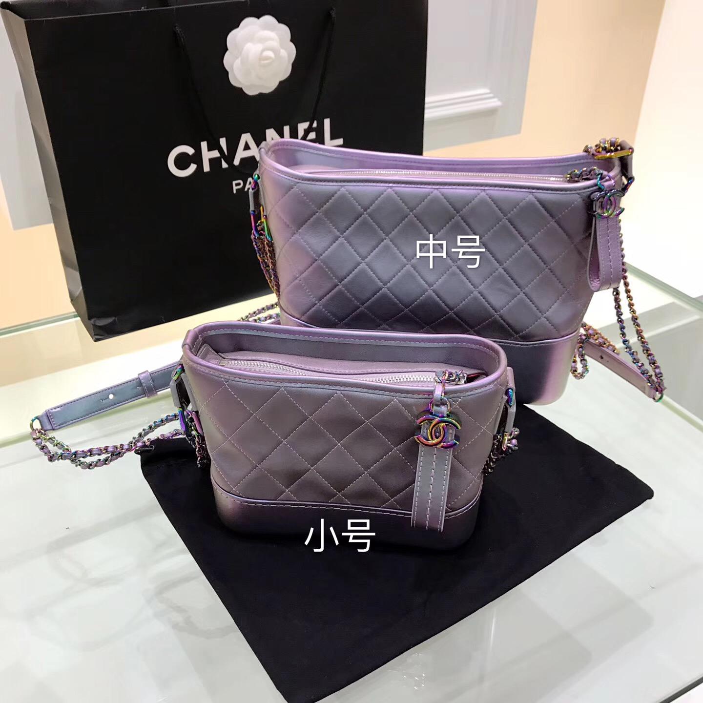 香奈兒 中號gabrielle hobo bag 流浪包小牛皮、幻彩紫色小羊皮與幻彩金屬