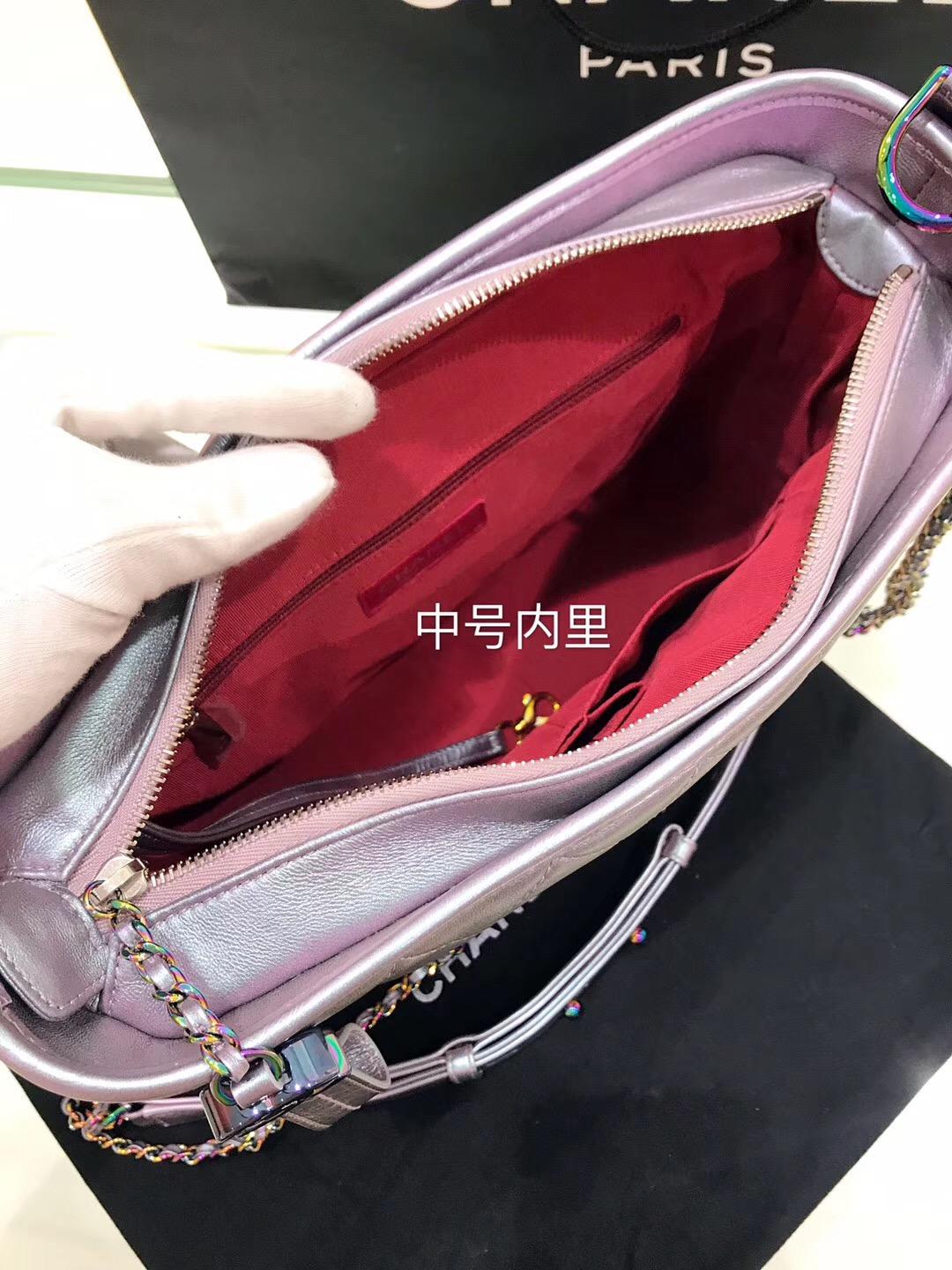 香奈兒 中號gabrielle hobo bag 流浪包小牛皮、幻彩紫色小羊皮與幻彩金屬