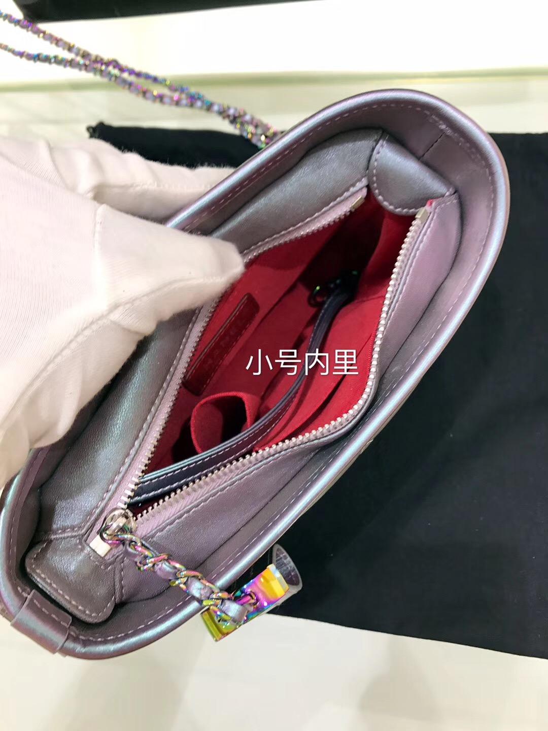 香奈兒 小號gabrielle hobo bag 流浪包小牛皮、幻彩紫色小羊皮與幻彩金屬