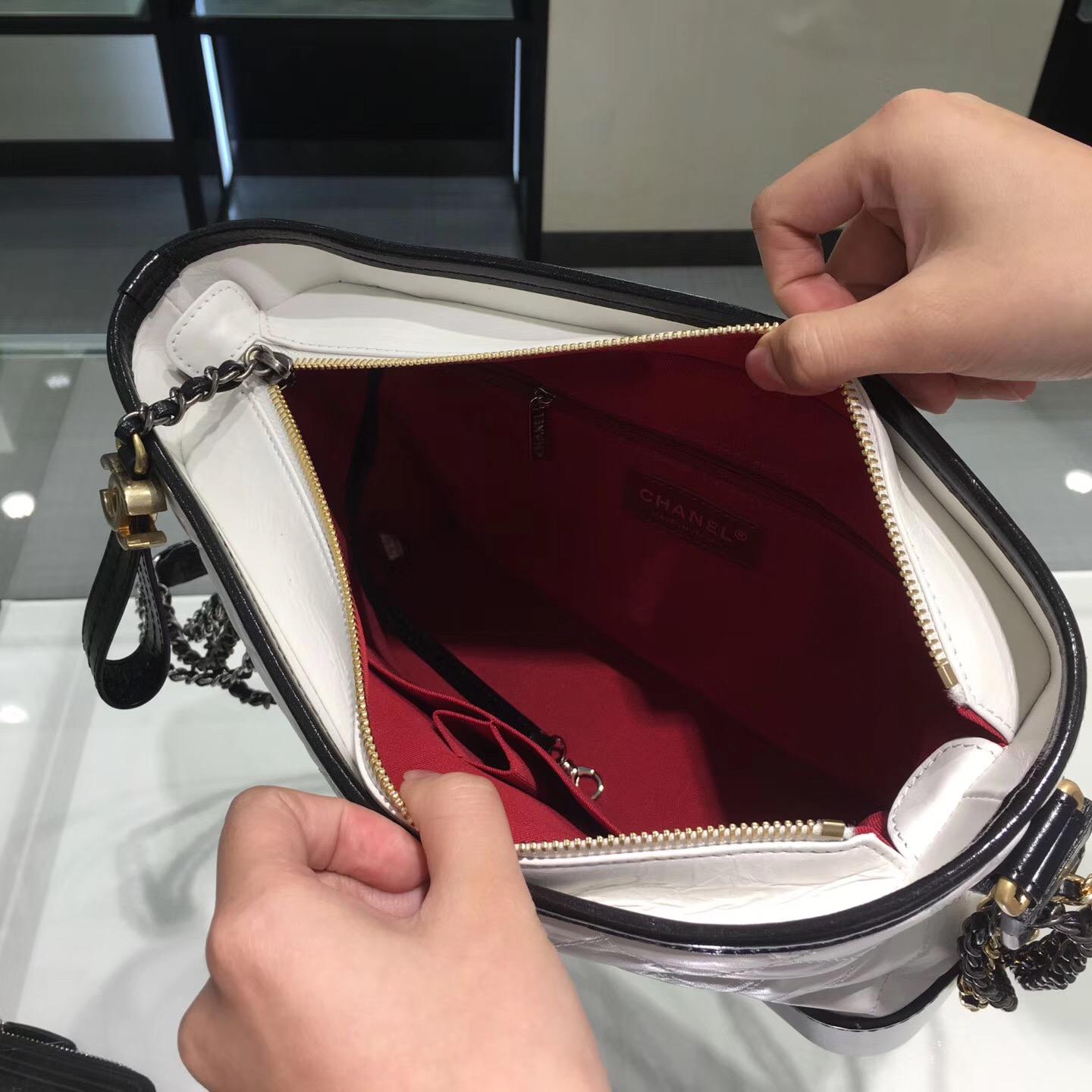 小香 中號流浪包 白配黑色原廠復古小牛皮 gabrielle hobo bag