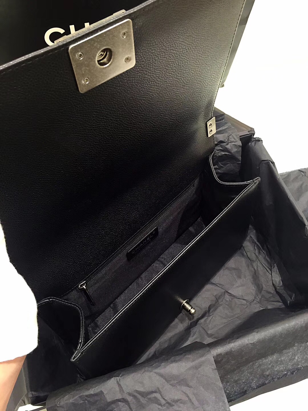 Chane.中號Le boy handbag 28cm口蓋包黑色魚子醬顆粒小牛皮 古银金屬