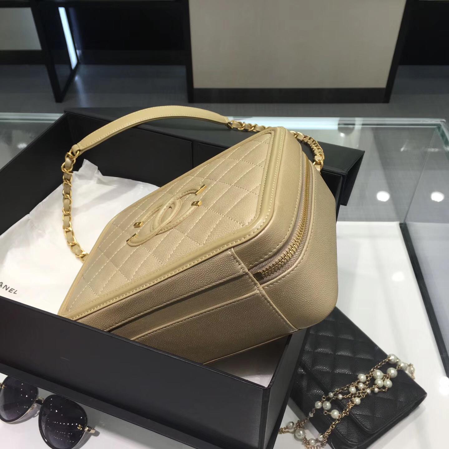 小香 中號質感小牛皮金色化妝包 Vanity case bag