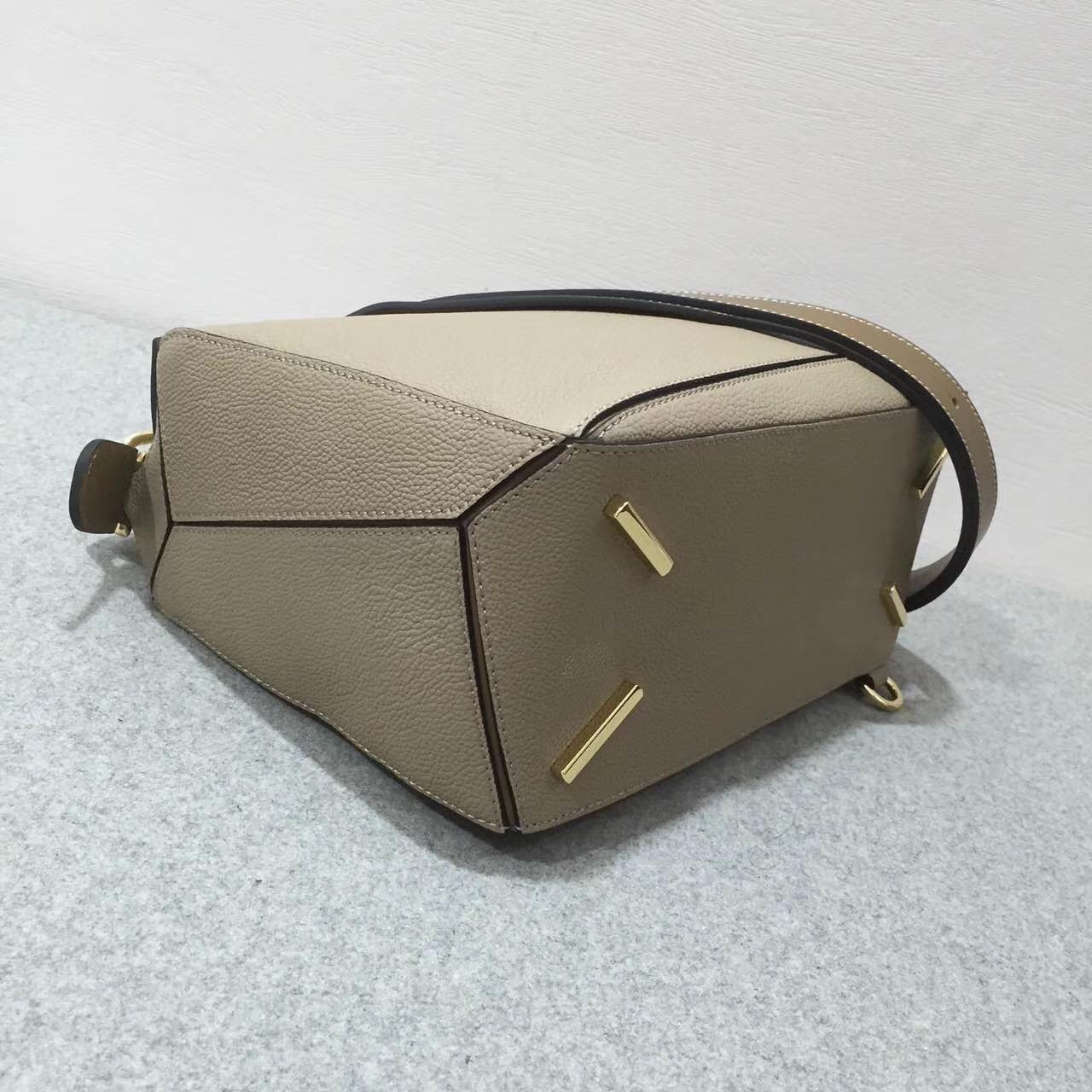 Loewe羅意威中號顆粒小牛皮 Puzzle Bag Sand/Mink Colour