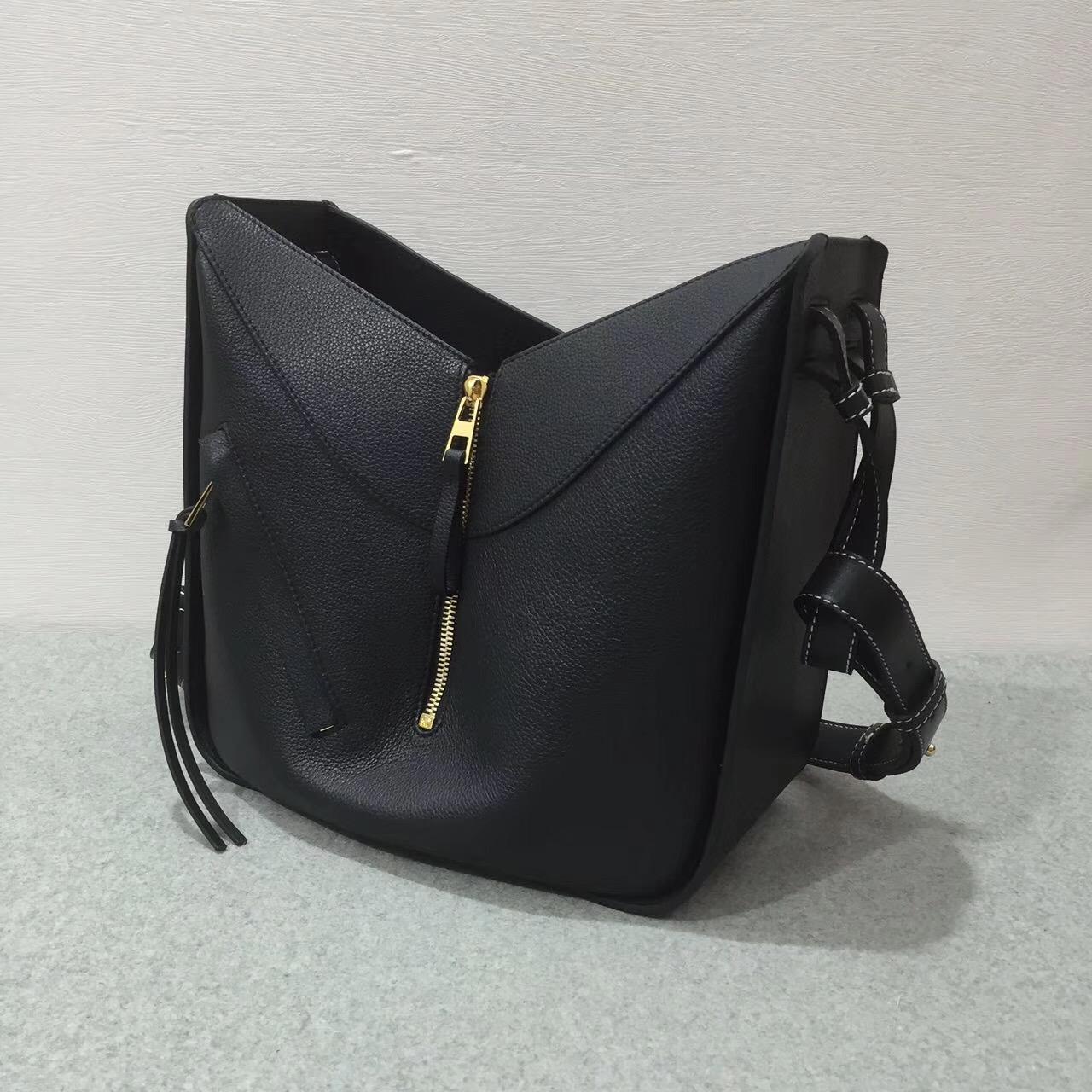 Loewe羅意威 Hammock Small Bag 顆粒小牛皮 黑色吊床包