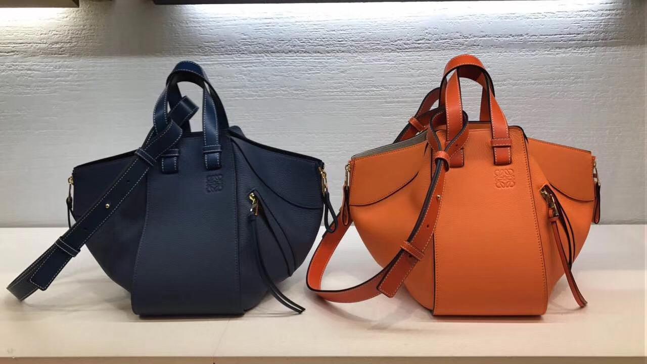 Loewe羅意威 Hammock Small Bag 顆粒小牛皮 黑色吊床包