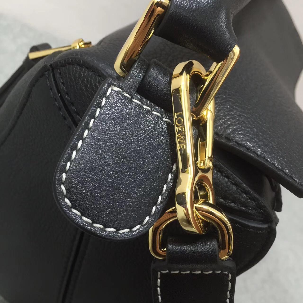 Loewe羅意威中號 Puzzle Bag 顆粒小牛皮黑色