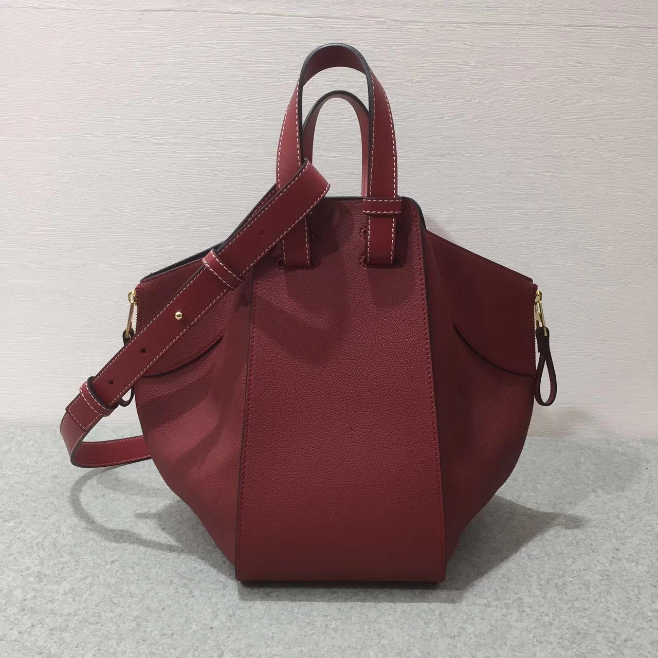 Loewe羅意威 Hammock Small Bag 顆粒小牛皮胭脂红 吊床包