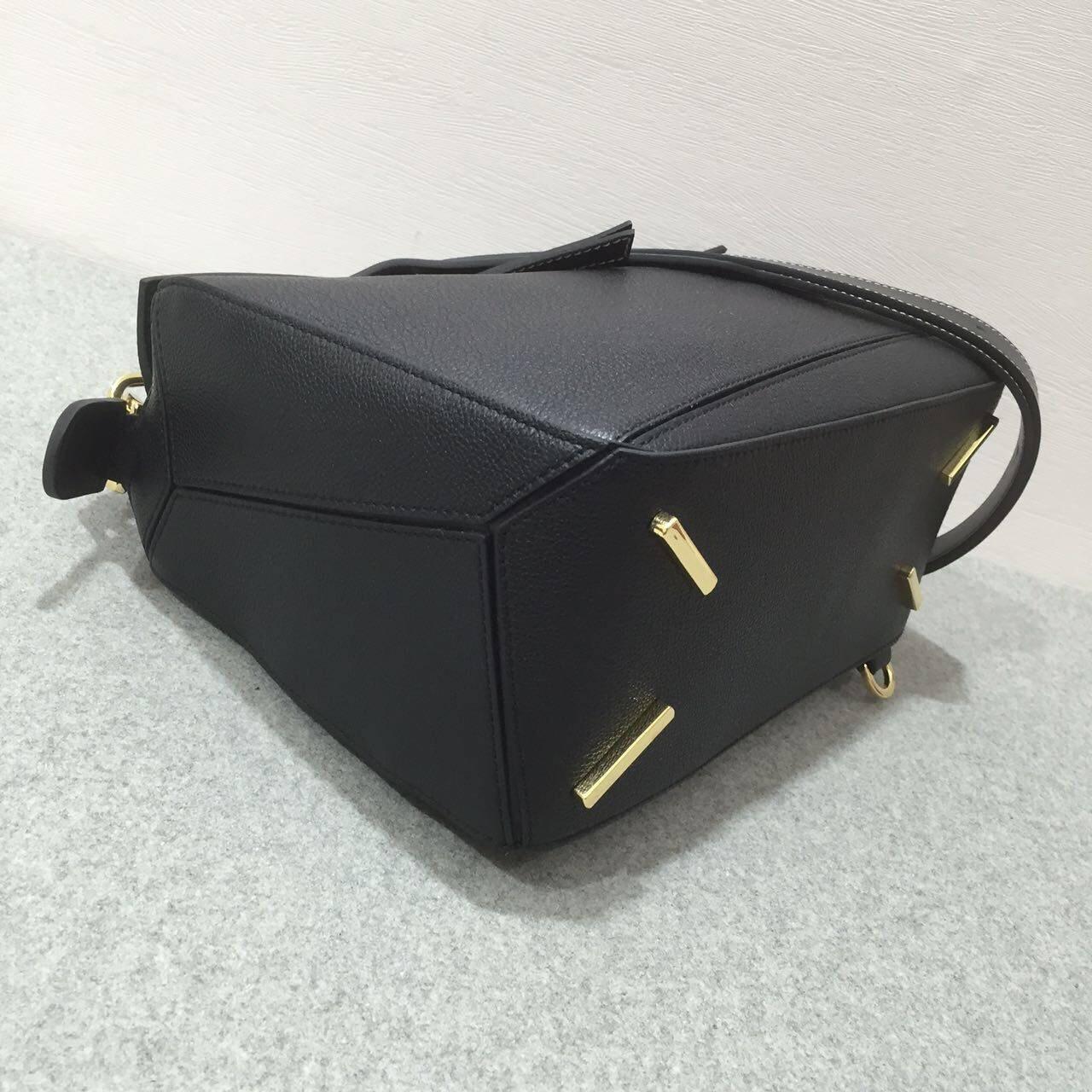 Loewe羅意威中號 Puzzle Bag 顆粒小牛皮黑色