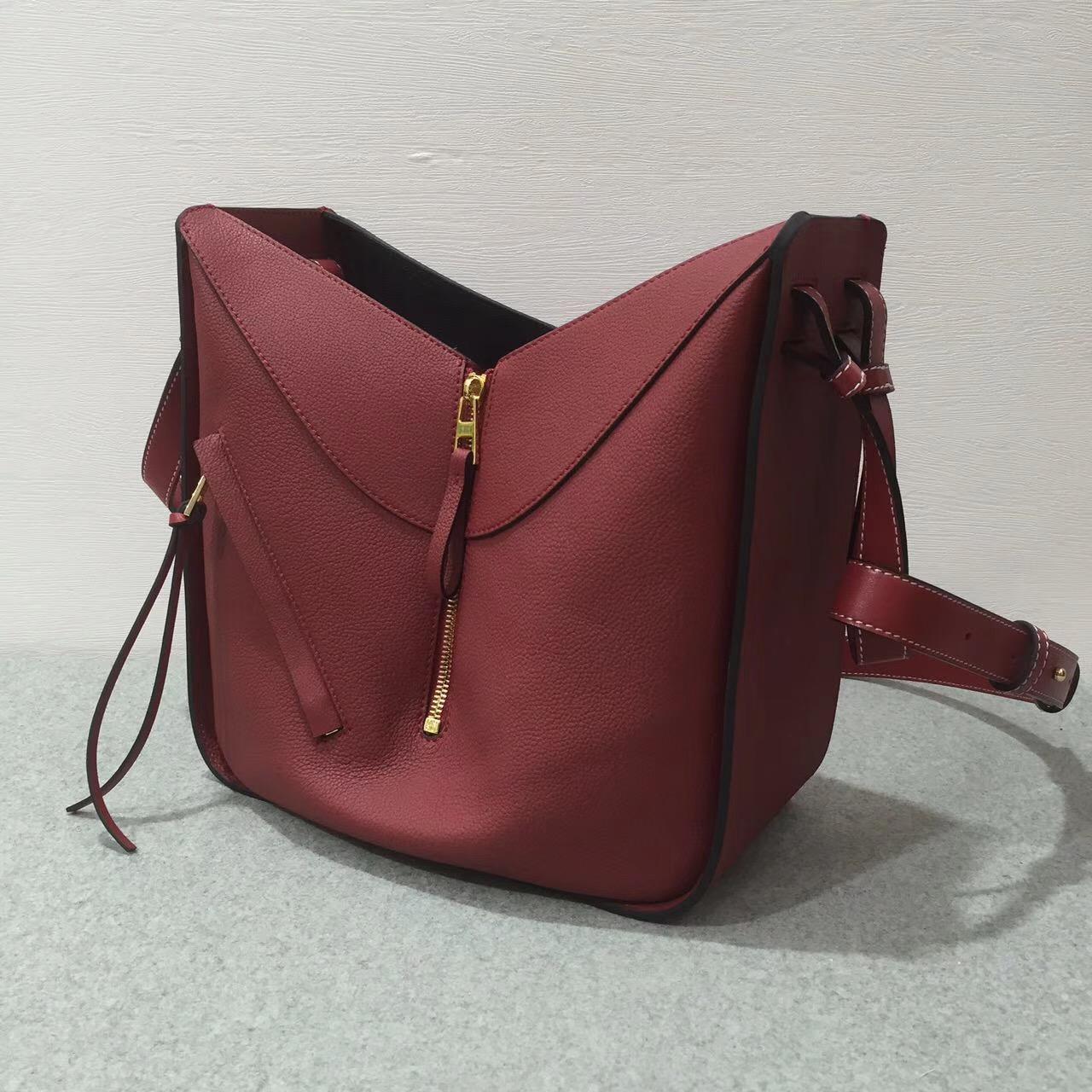 Loewe羅意威 Hammock Small Bag 顆粒小牛皮胭脂红 吊床包